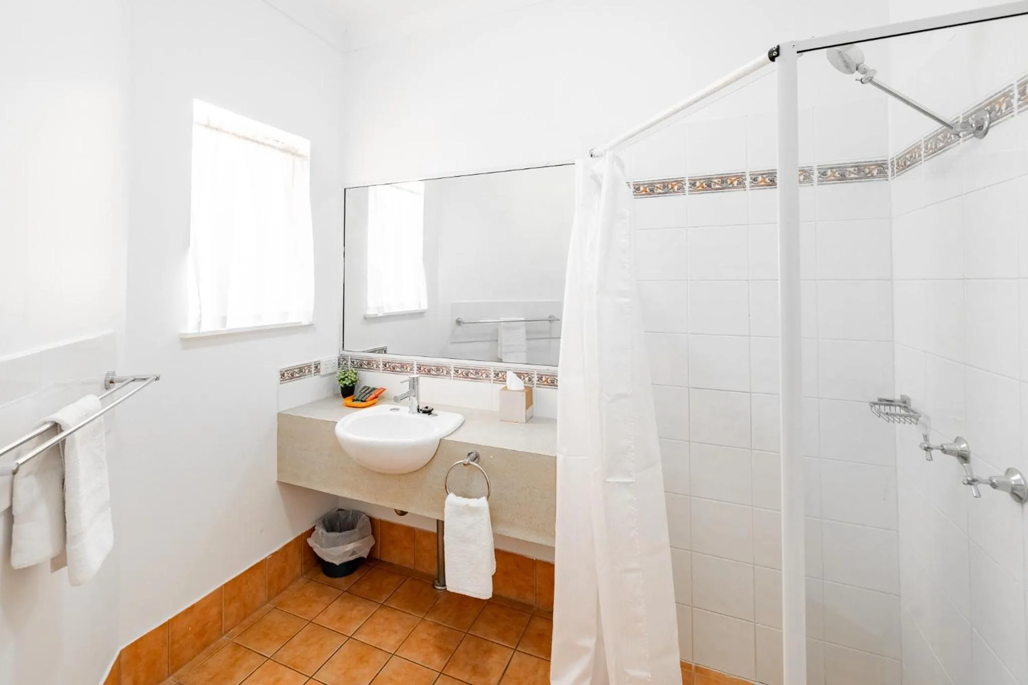 Shower in Maraboon Motor Inn