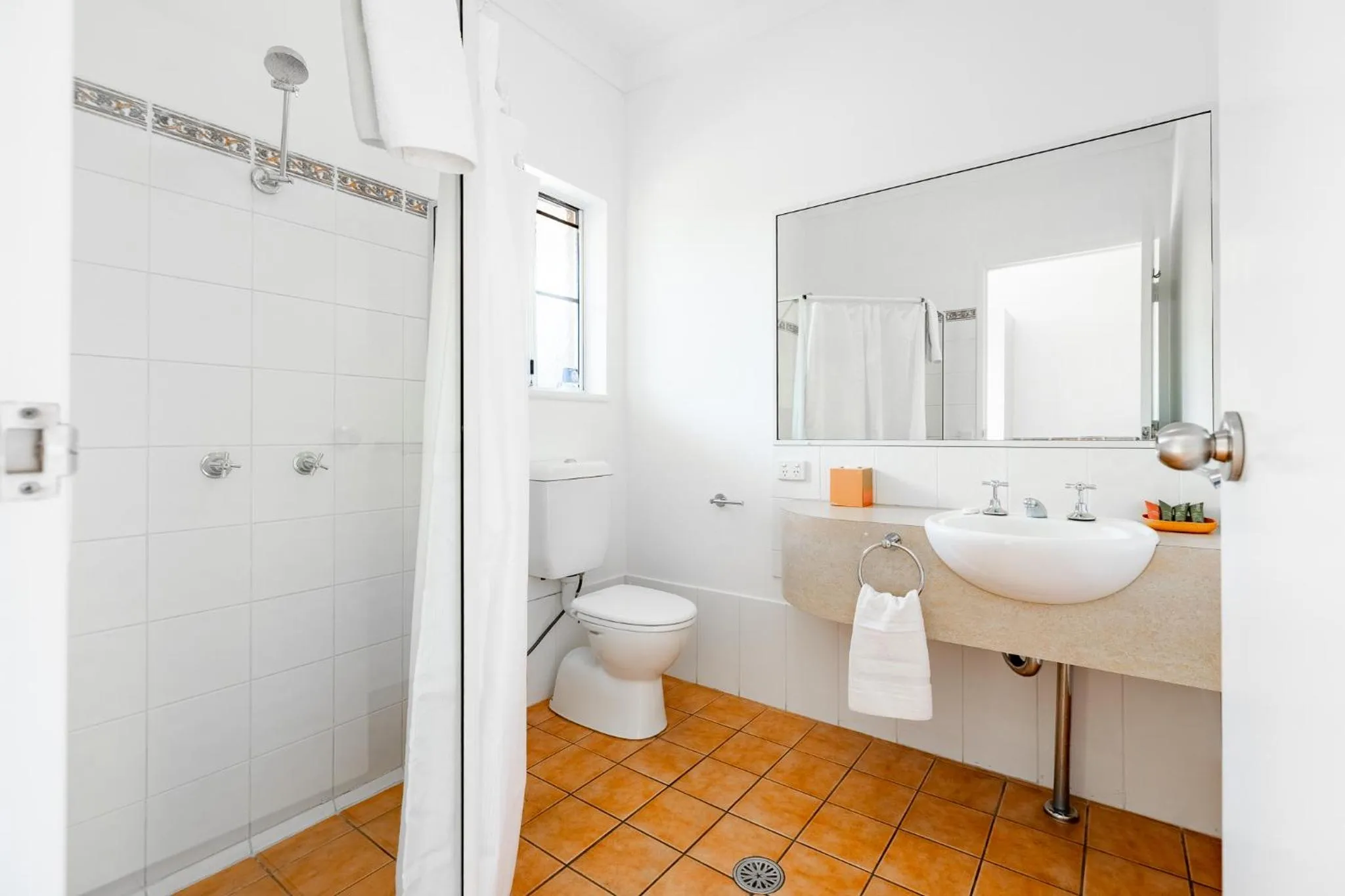 Shower in Maraboon Motor Inn