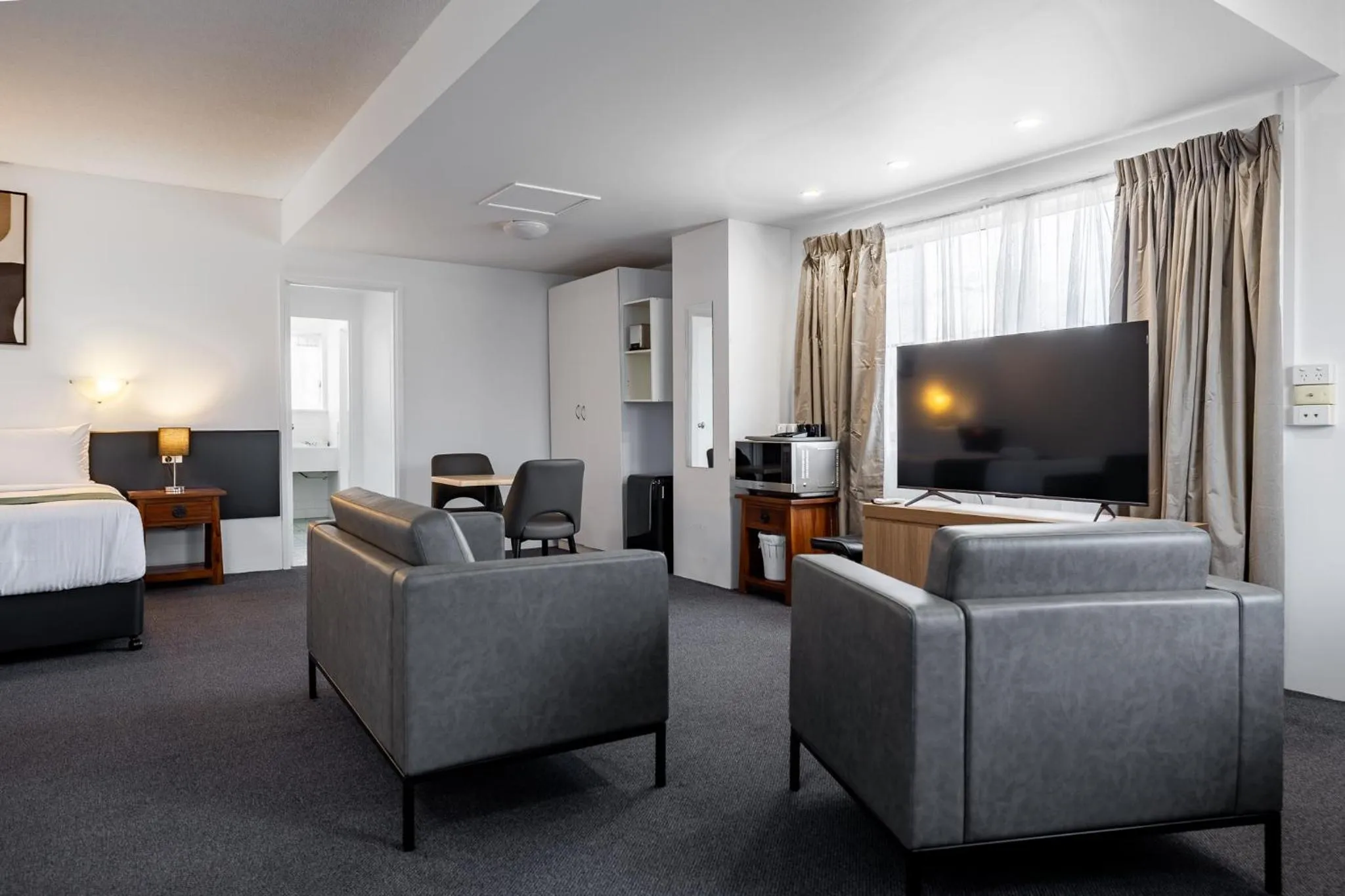 Living room, Bed in Maraboon Motor Inn