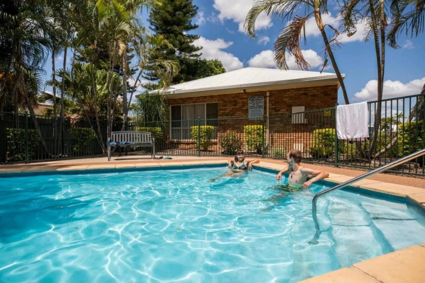 Swimming pool in Maraboon Motor Inn