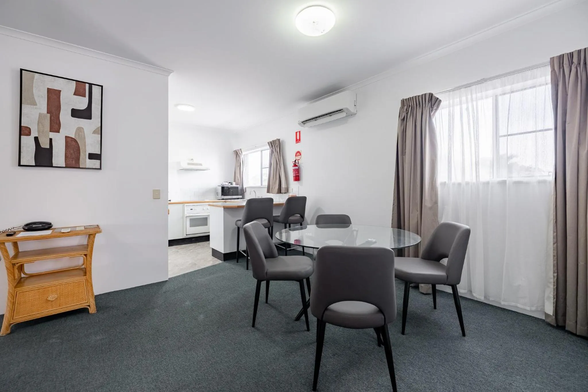 Kitchen or kitchenette in Maraboon Motor Inn