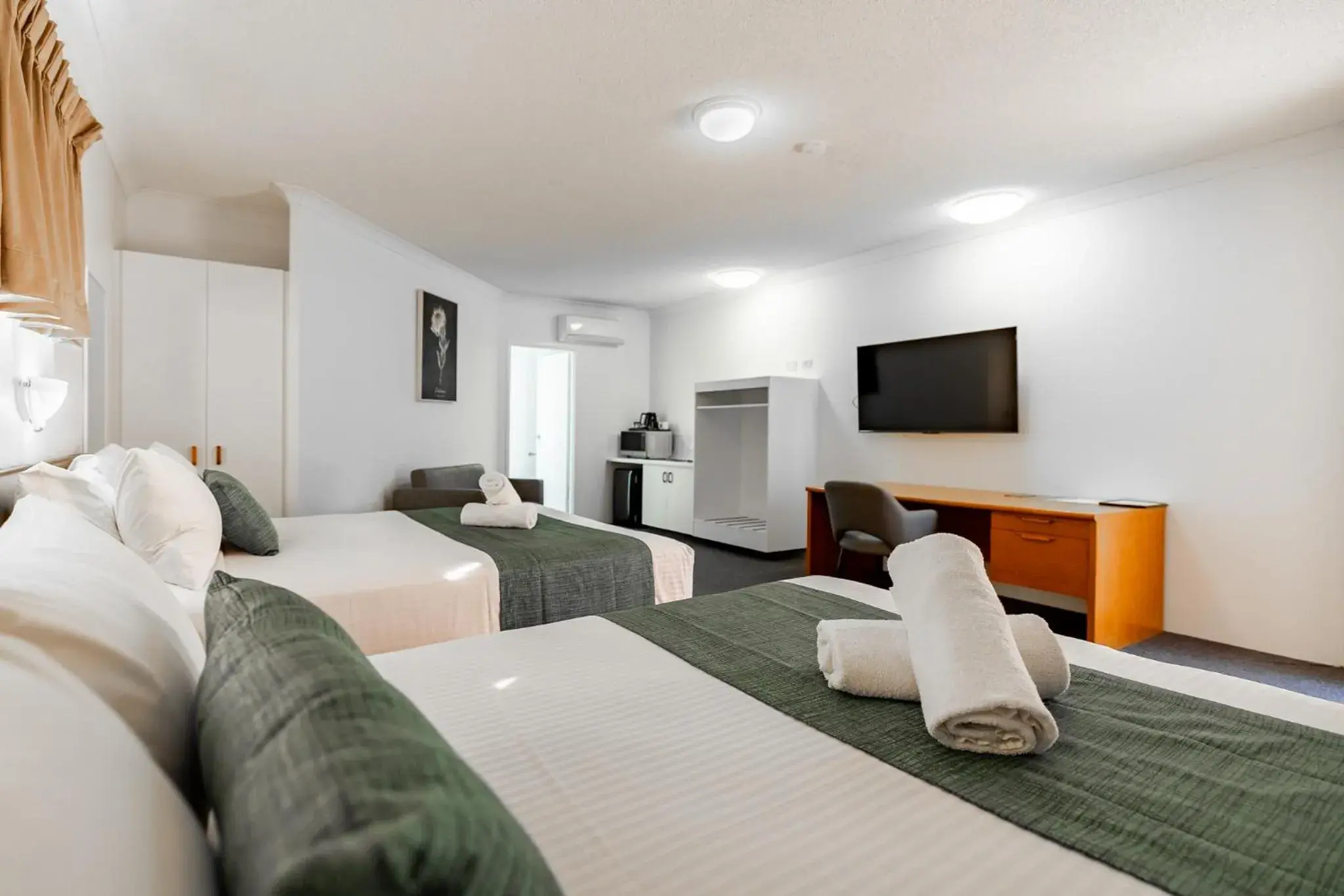 Upper Queen Twin Room in Maraboon Motor Inn Upper Queen Twin Room in Maraboon Motor Inn