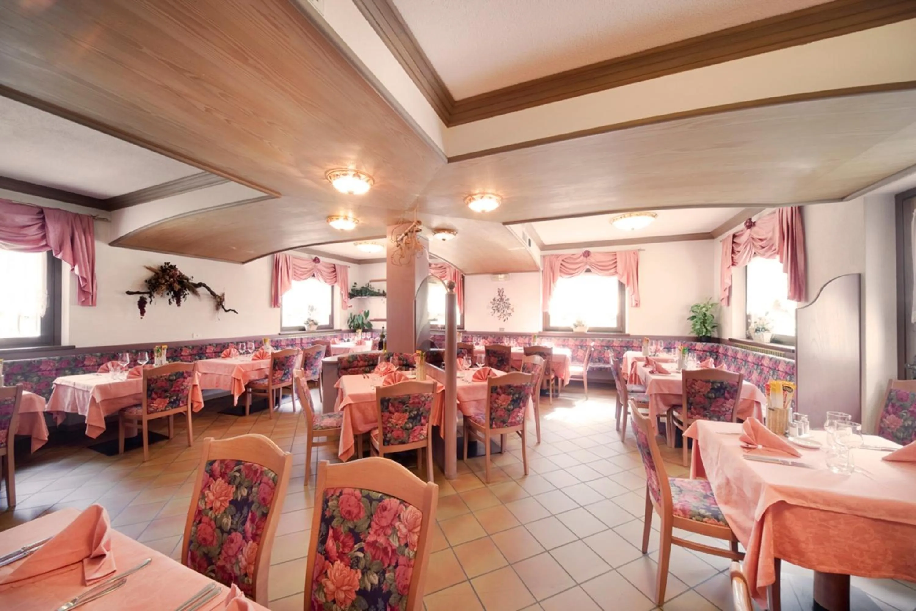 Restaurant/places to eat in Rosengarden Alpine Residence