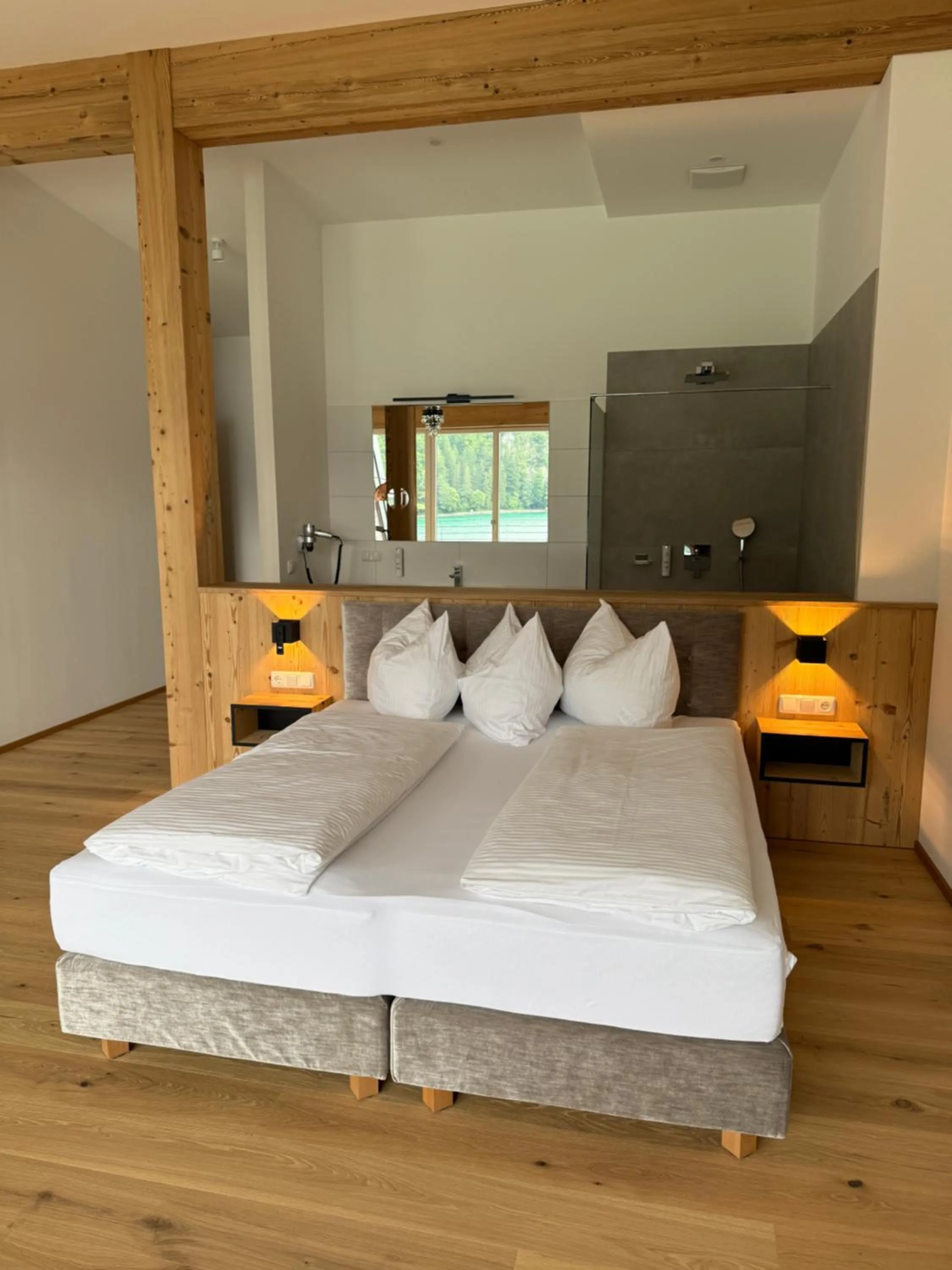 Communal lounge/ TV room, Bed in Seehotel Lilly