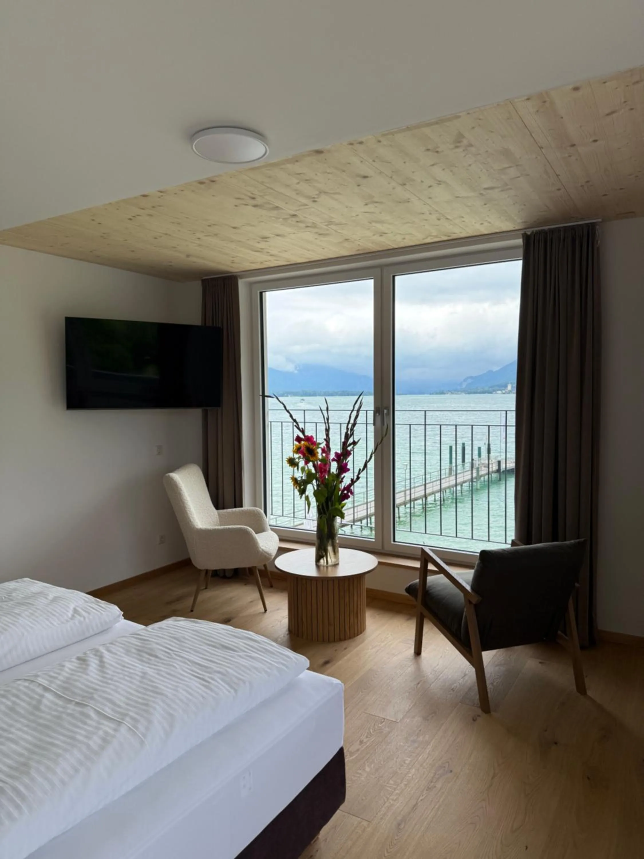 Communal lounge/ TV room, Bed in Seehotel Lilly