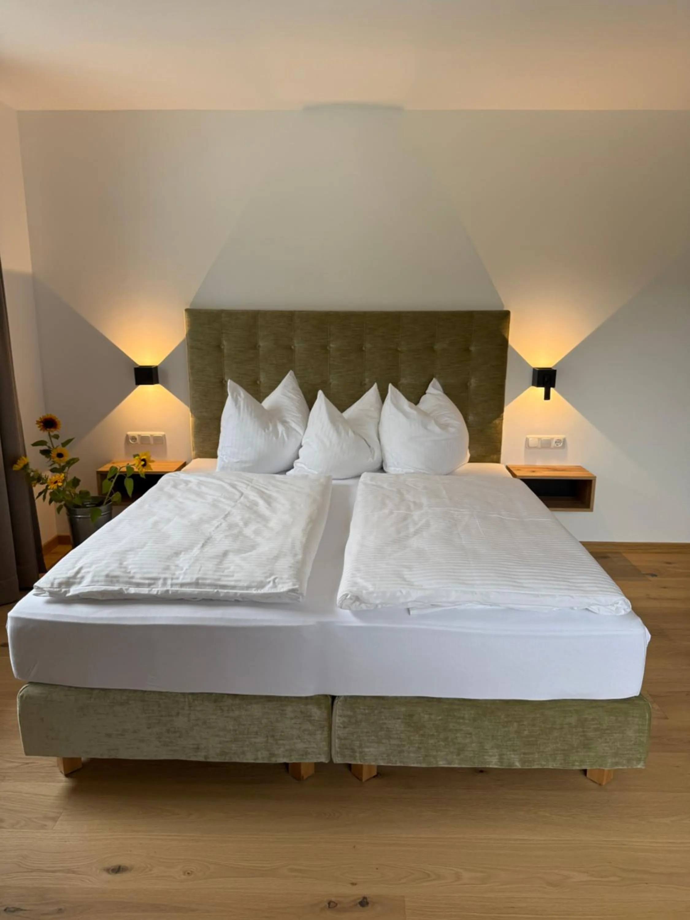 Communal lounge/ TV room, Bed in Seehotel Lilly