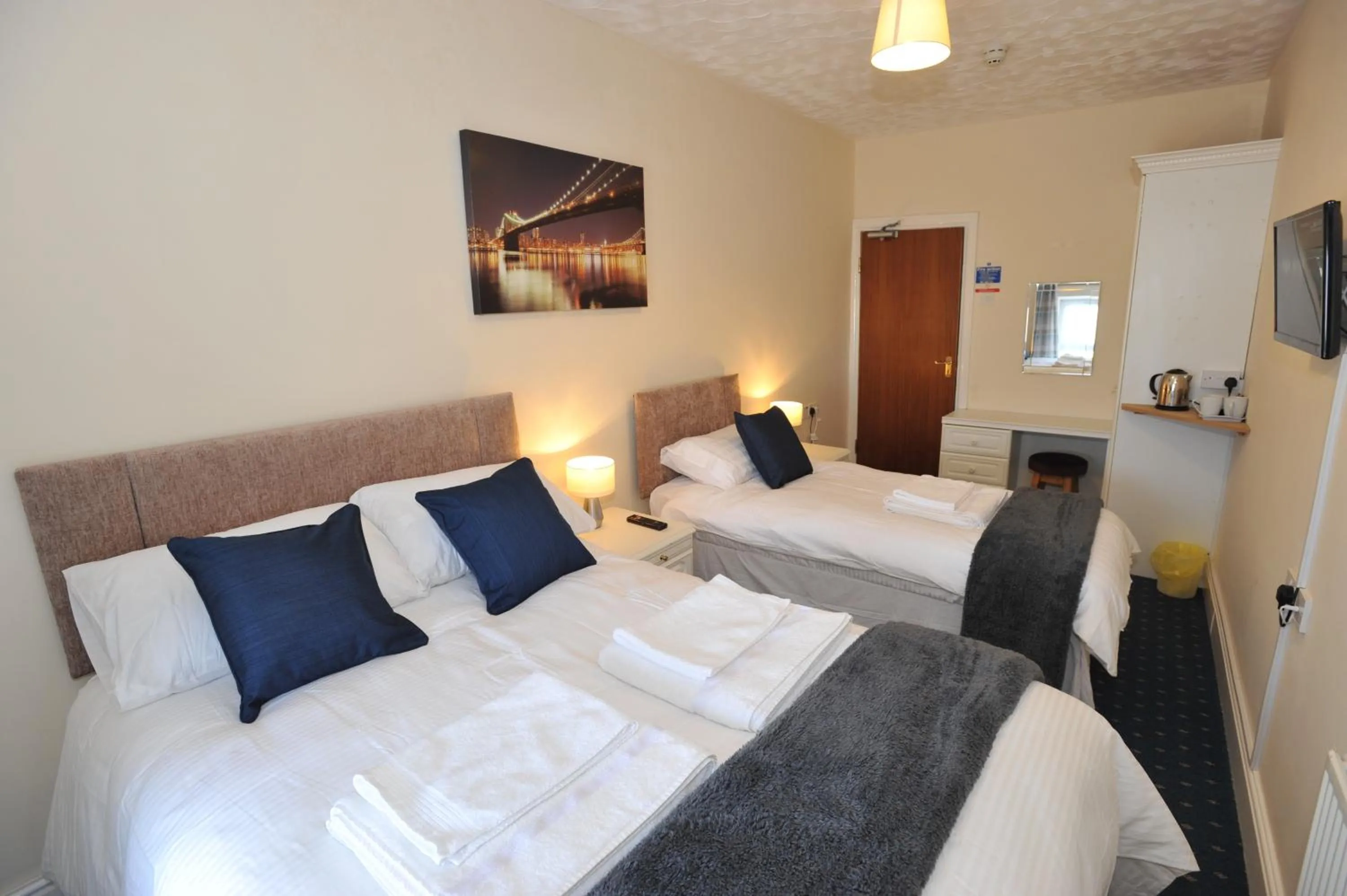 Photo of the whole room, Bed in California Inn