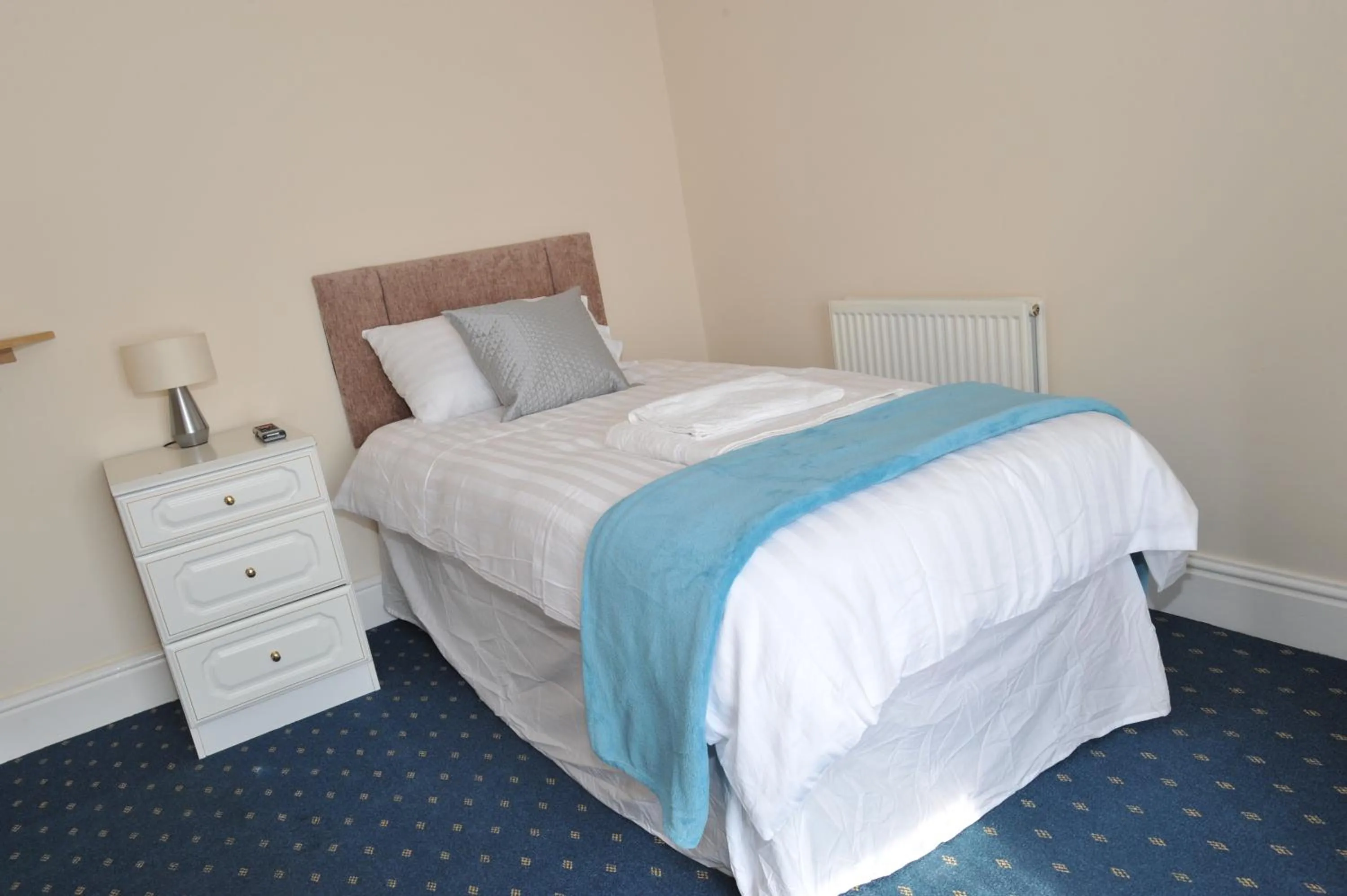 Bed in California Inn