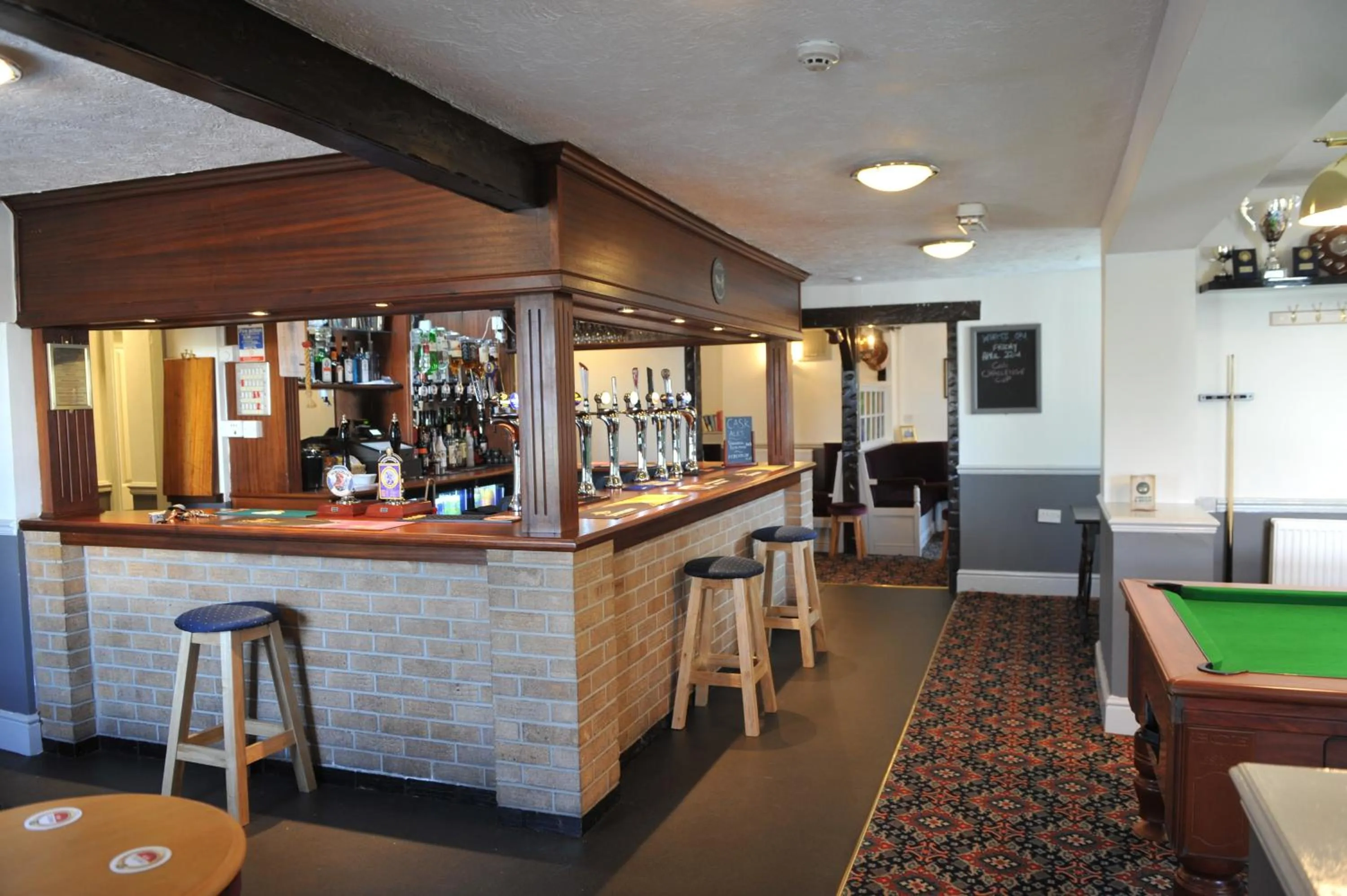 Lounge or bar in California Inn