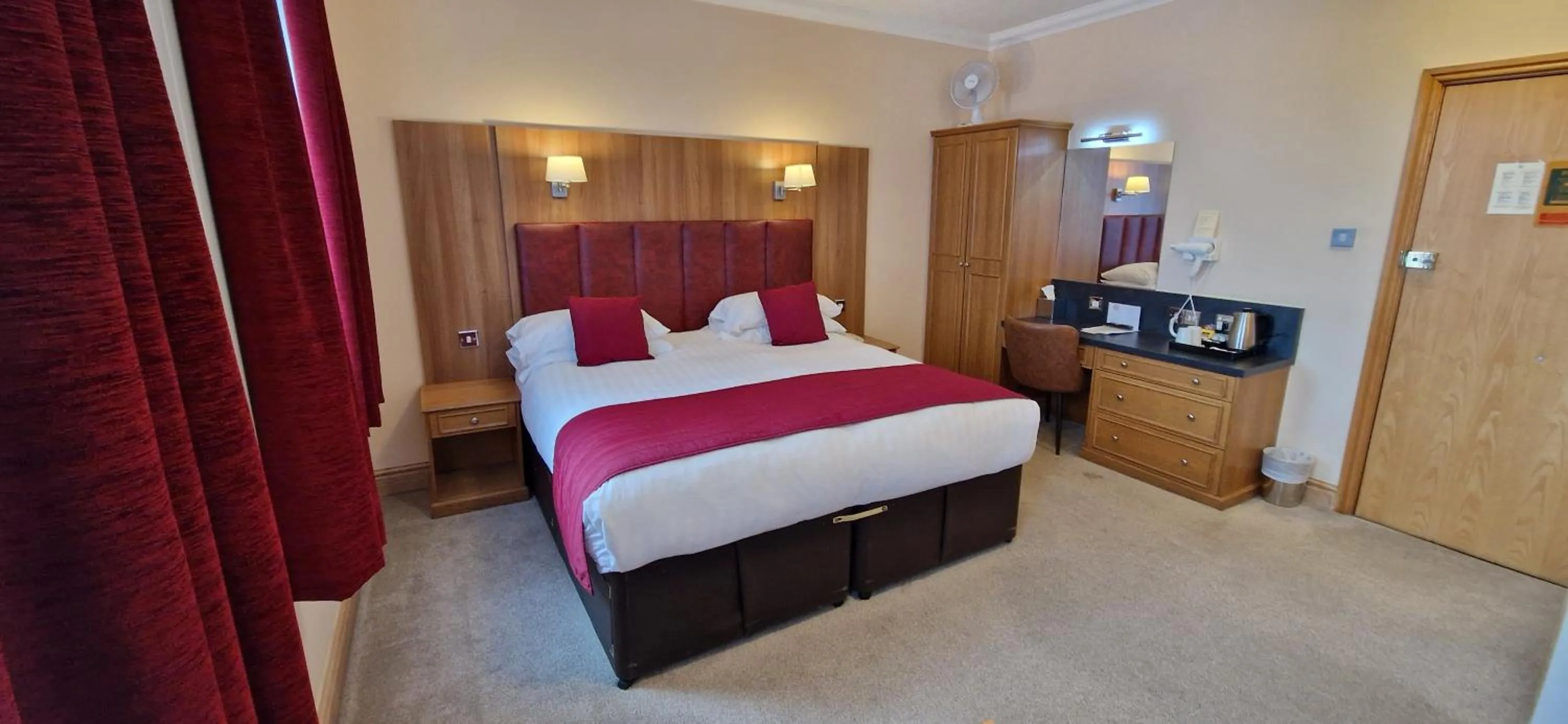 Photo of the whole room, Bed in The Royal Hotel