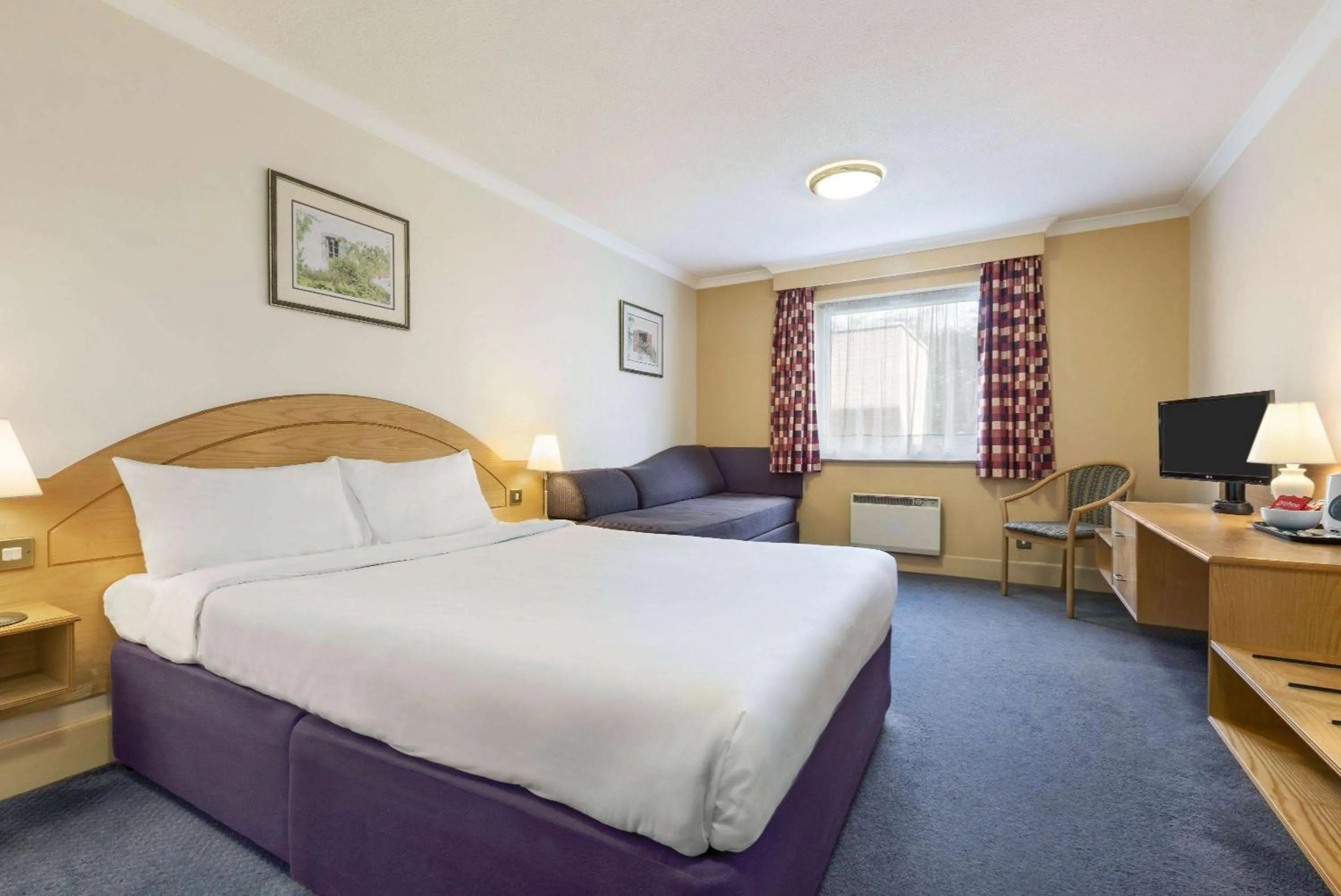 Photo of the whole room, Bed in Days Inn Watford Gap