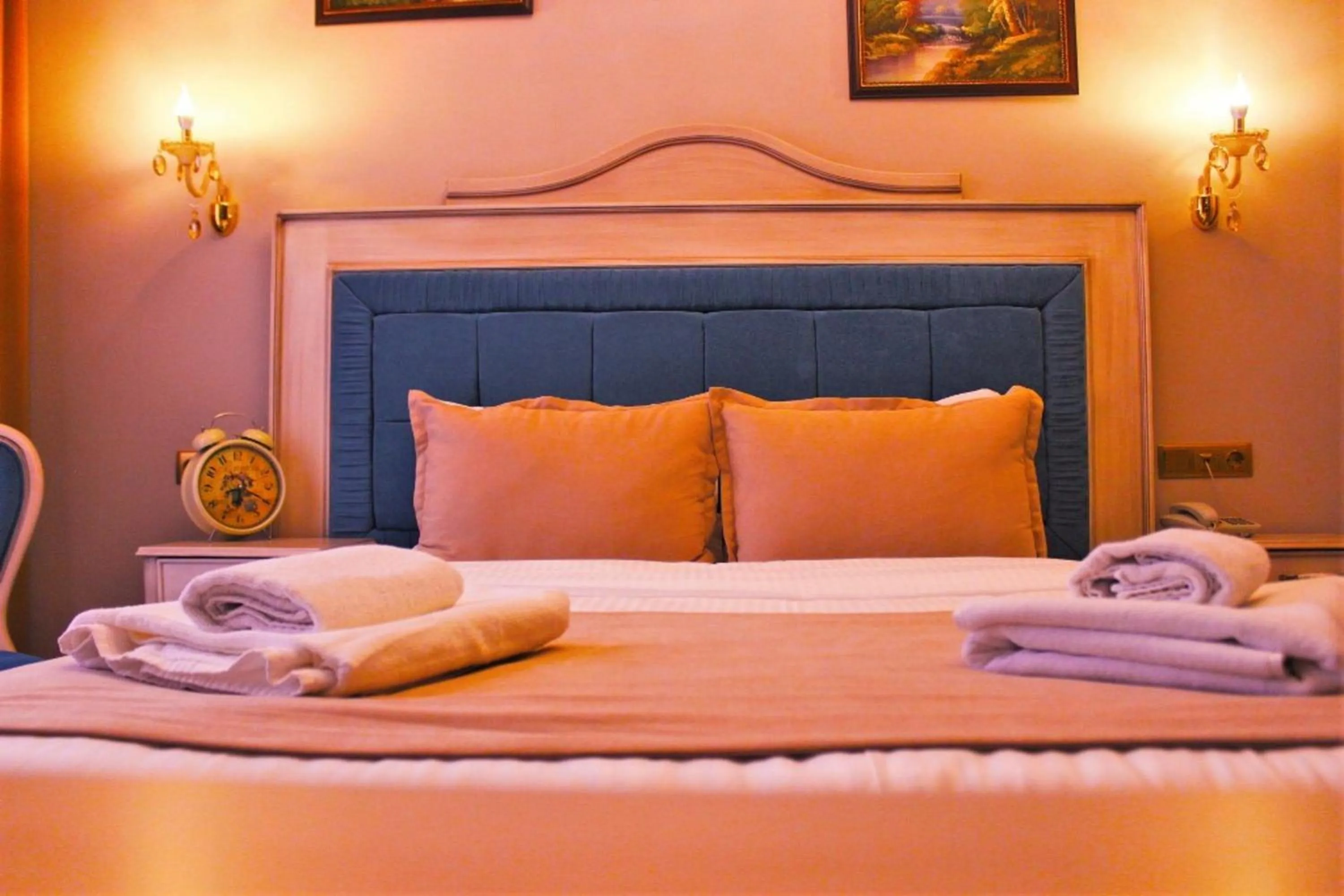 Time of day, Bed in Vendome Hotel