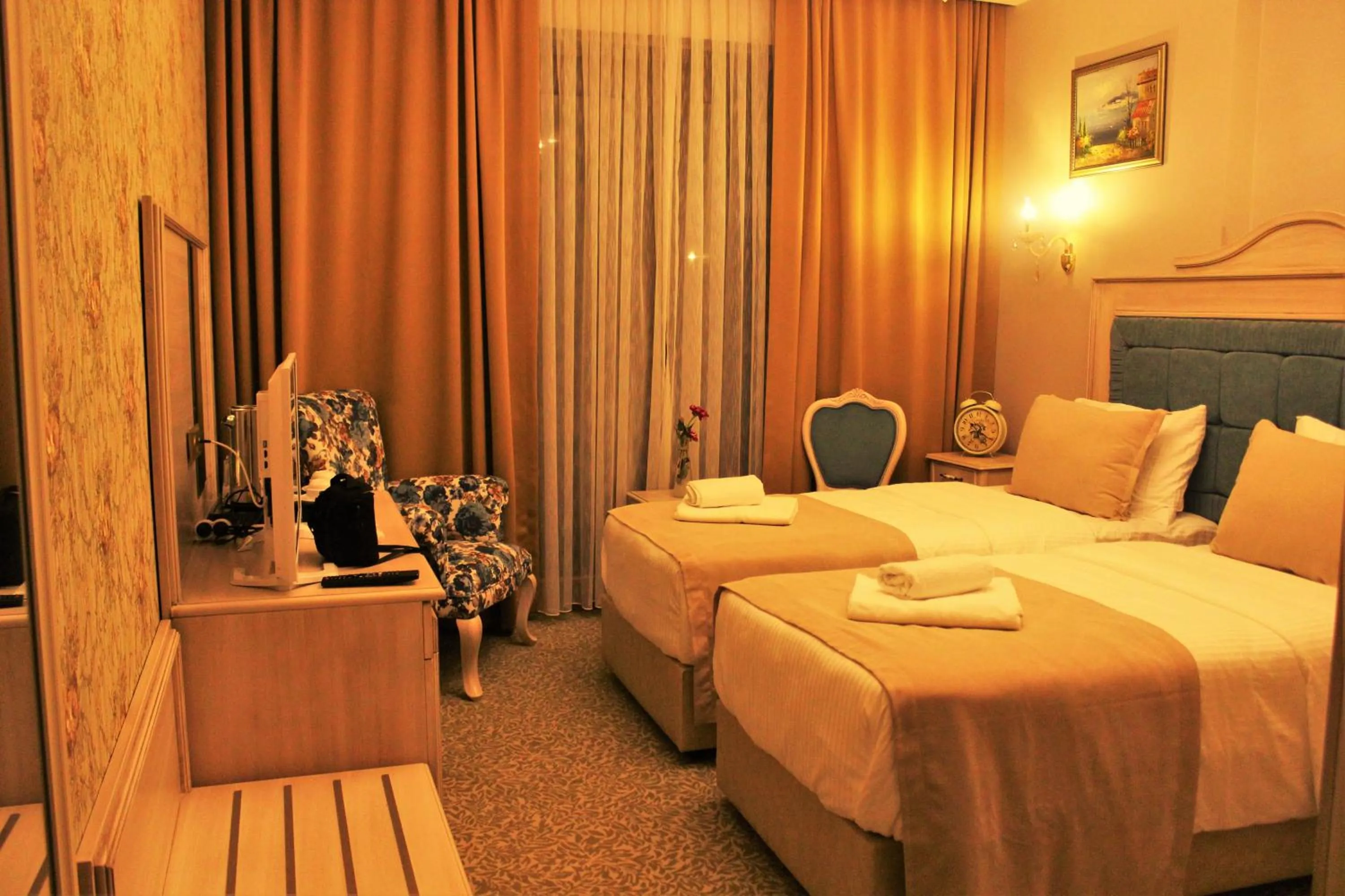 Photo of the whole room, Bed in Vendome Hotel