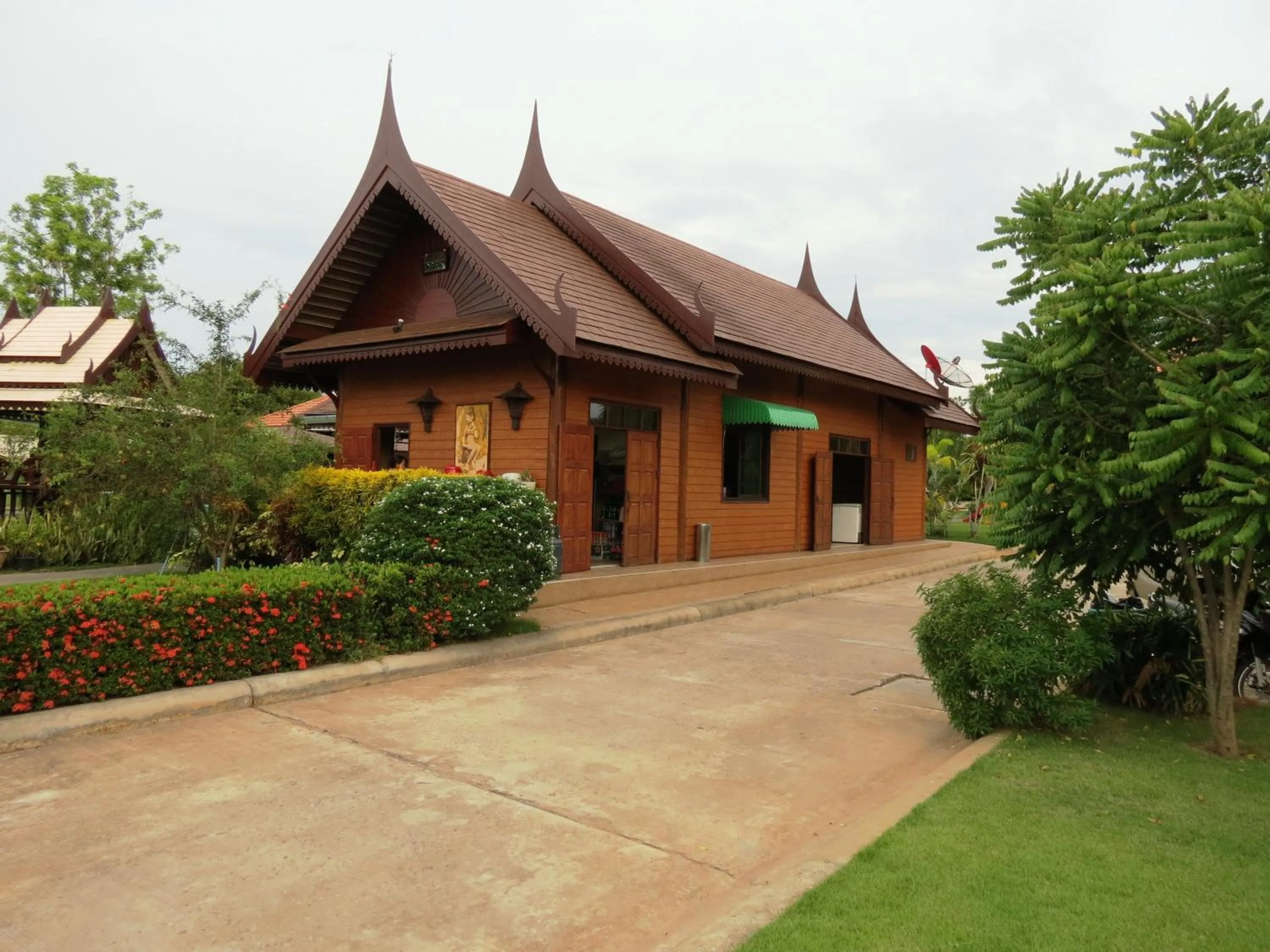 Property building in Pongsin Resort