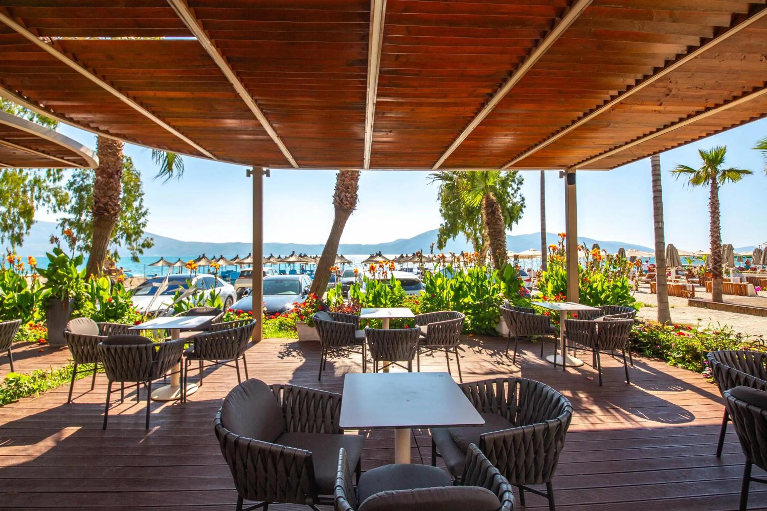 Restaurant/places to eat in Hotel Royal