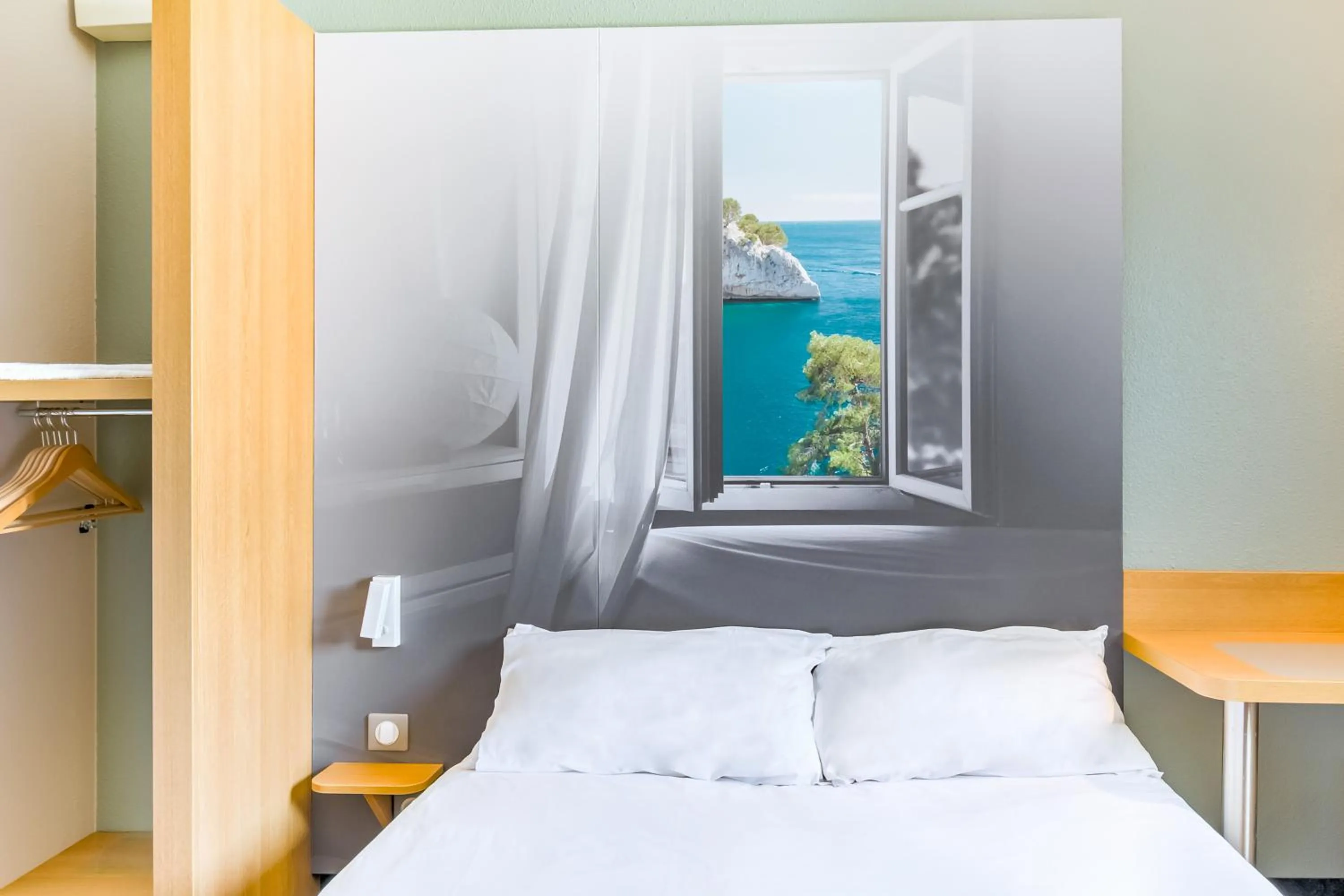 Bedroom, Bed in B&B HOTEL Marseille La Valentine