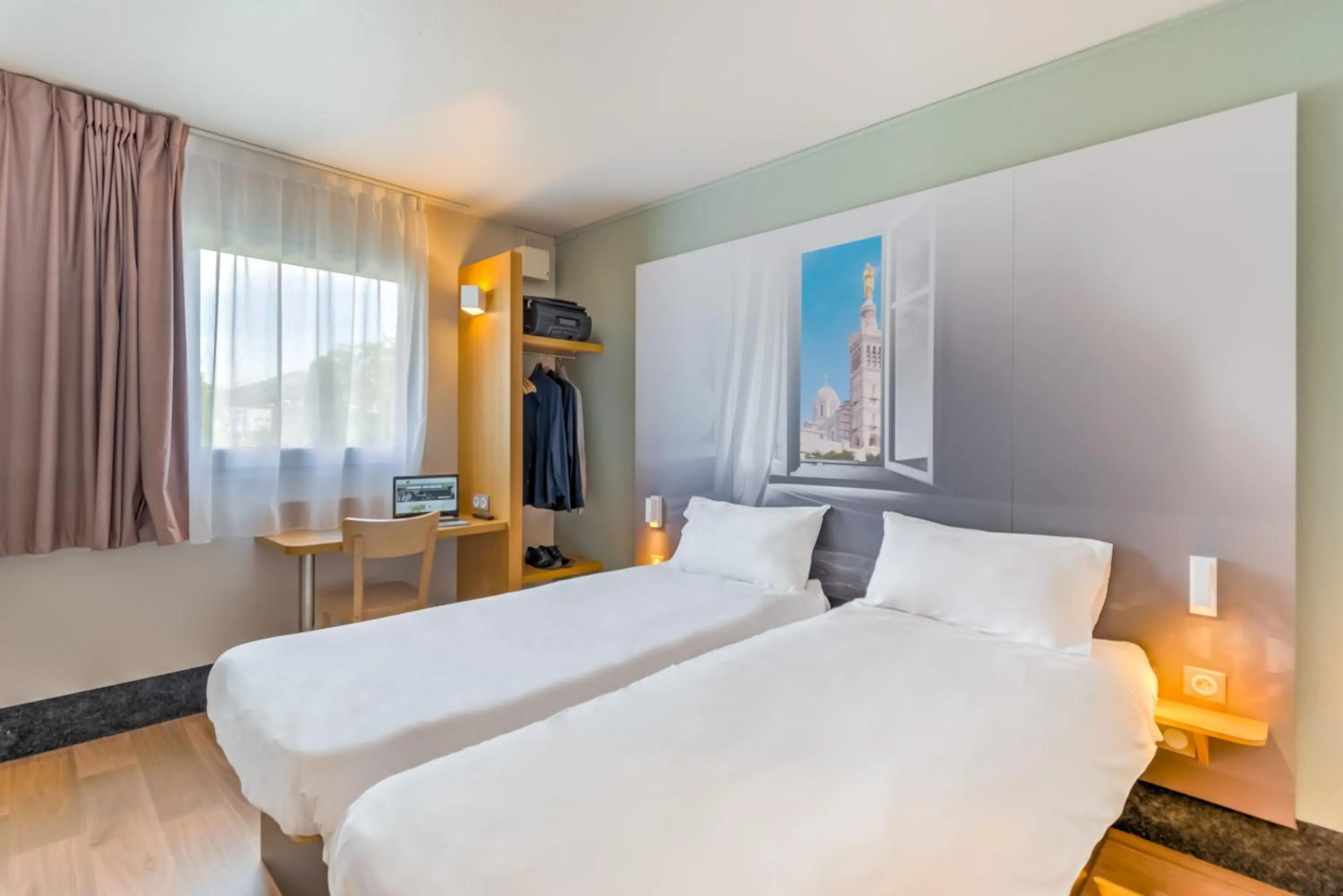 Bedroom, Bed in B&B HOTEL Marseille La Valentine