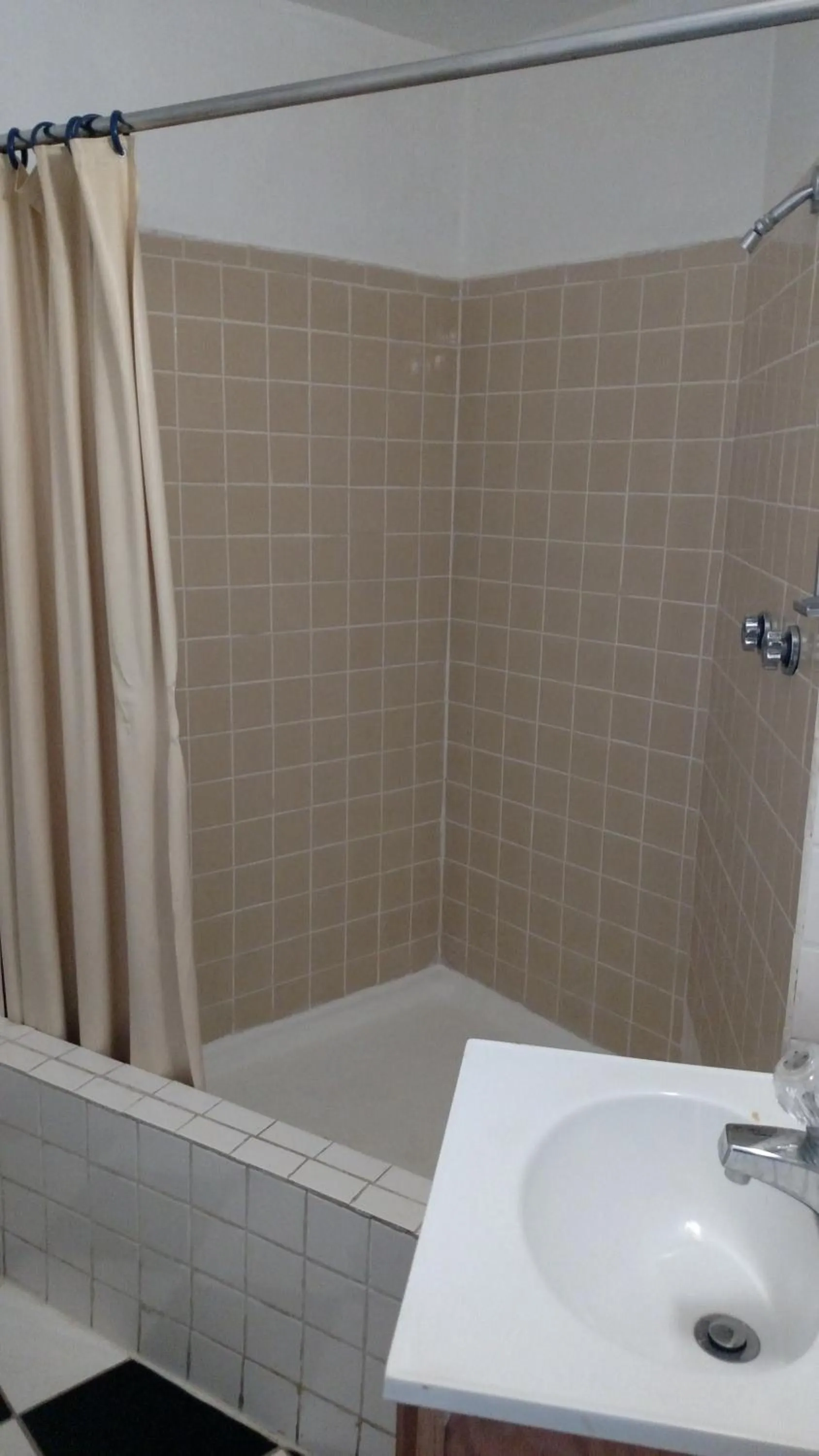 Bathroom in Essex House Motel