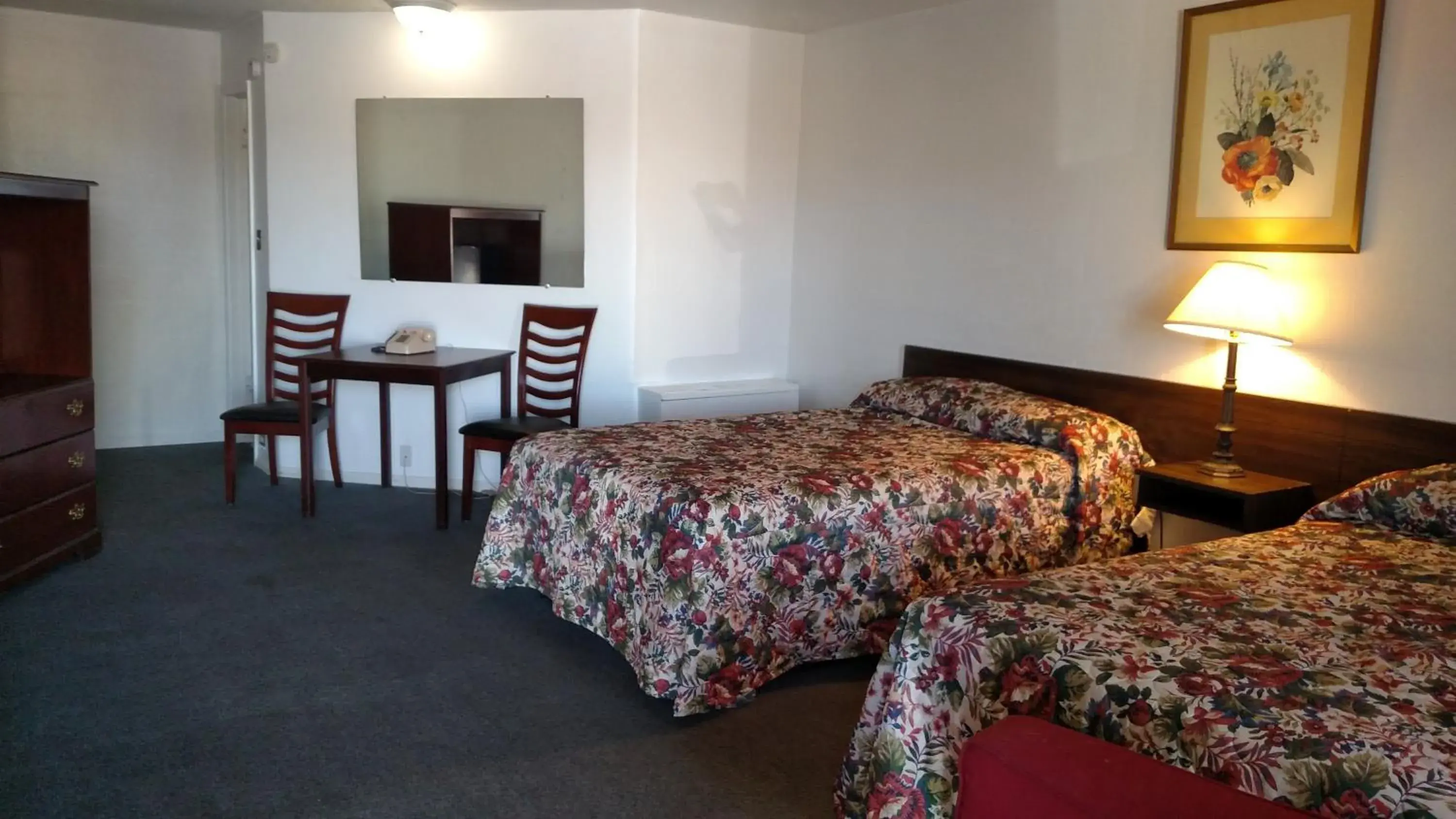 Double Room with Two Double Beds - single occupancy in Essex House Motel Double Room with Two Double Beds - single occupancy in Essex House Motel