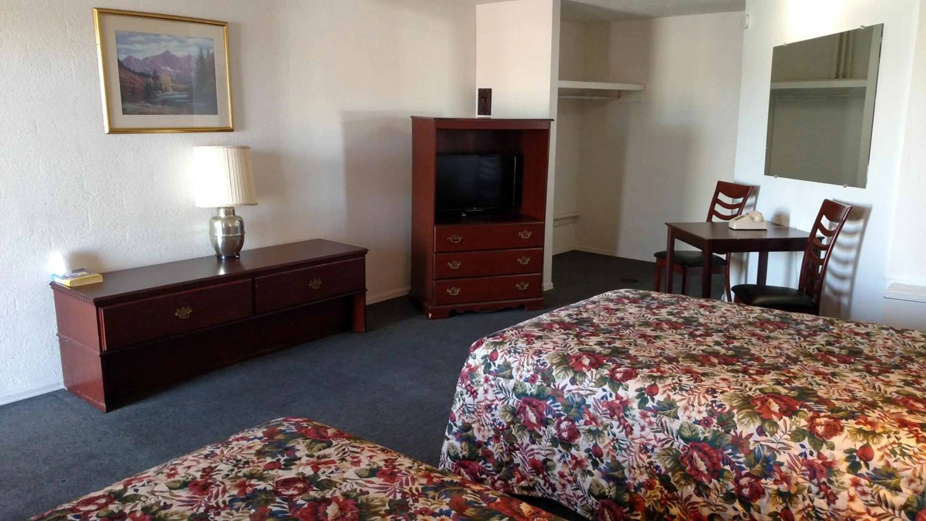 Seating area, Bed in Essex House Motel