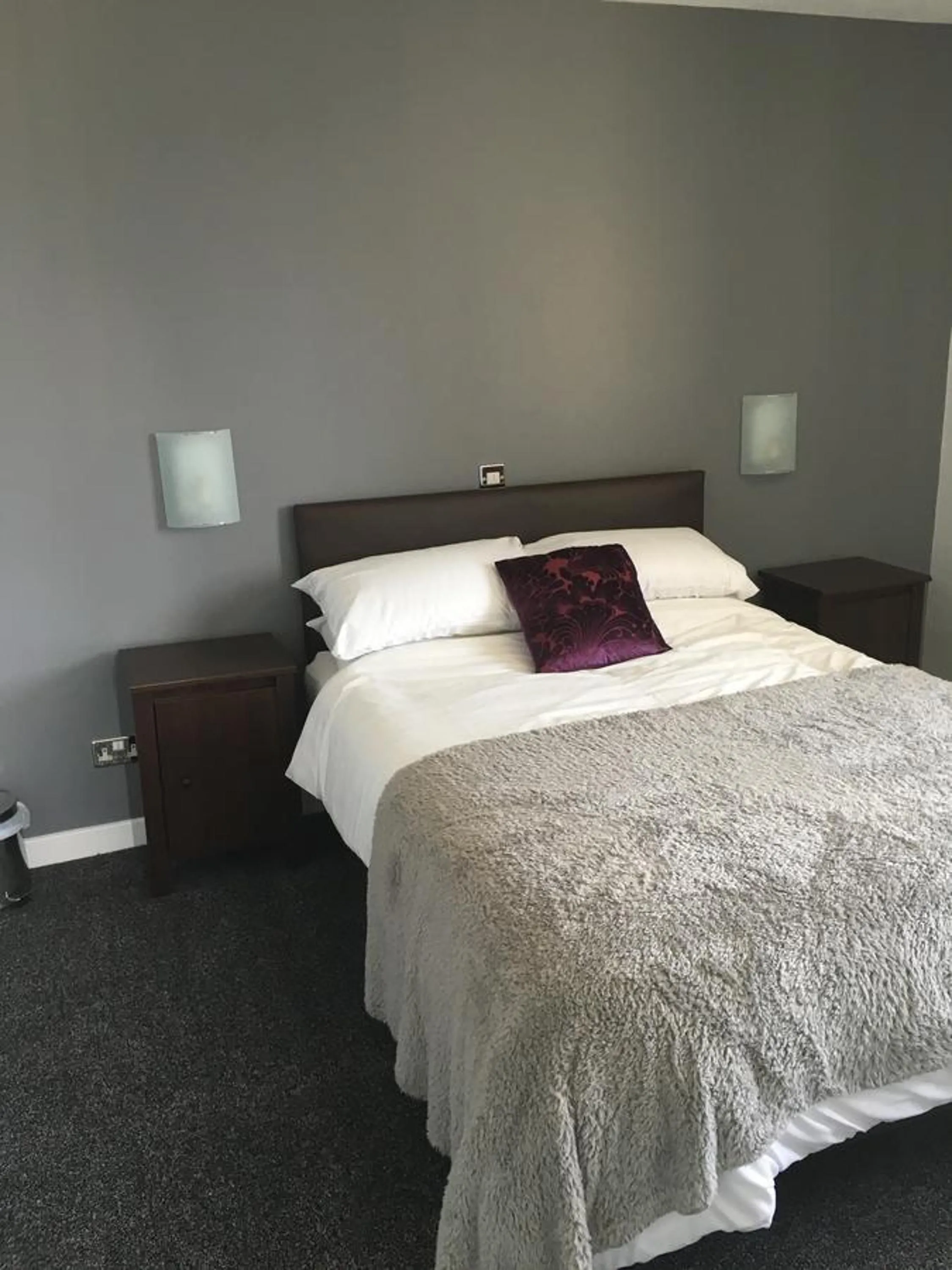 Bed in Highgate Inn Hotel