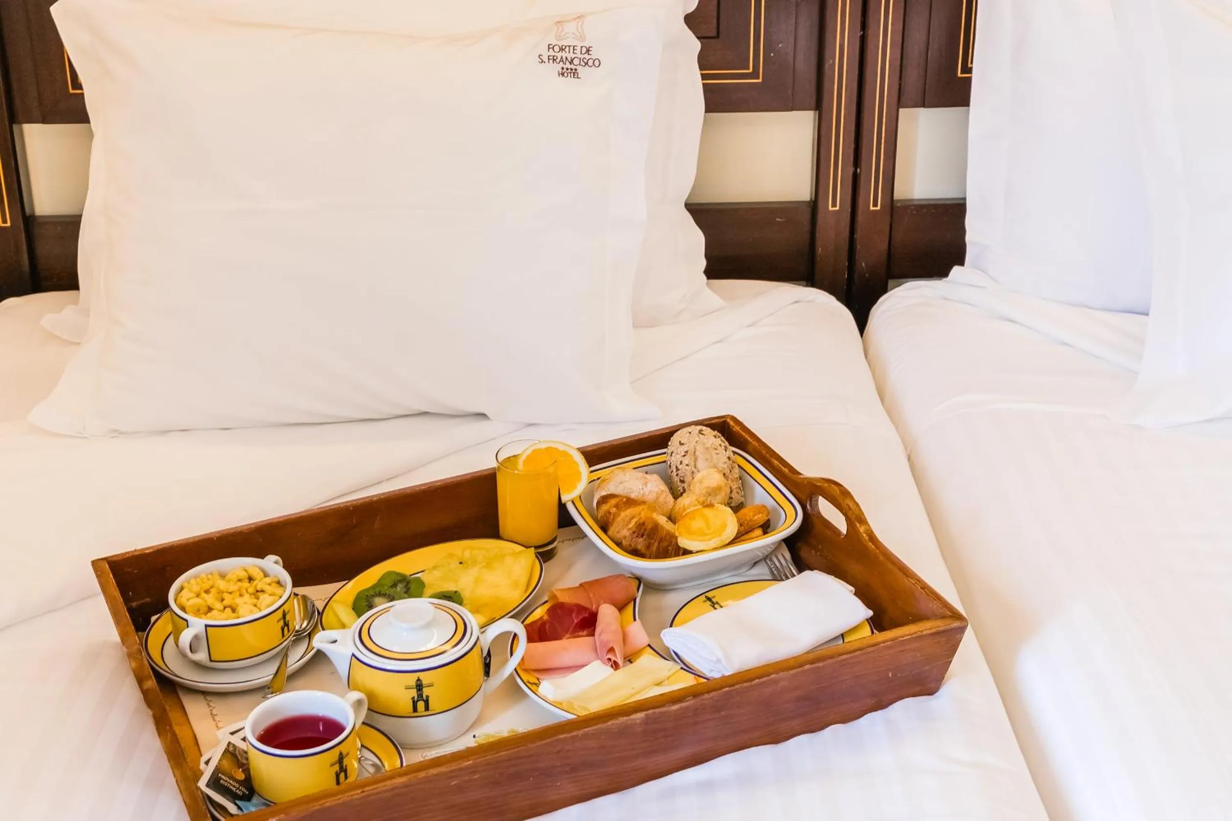 Food and drinks, Bed in Forte de São Francisco Hotel Chaves