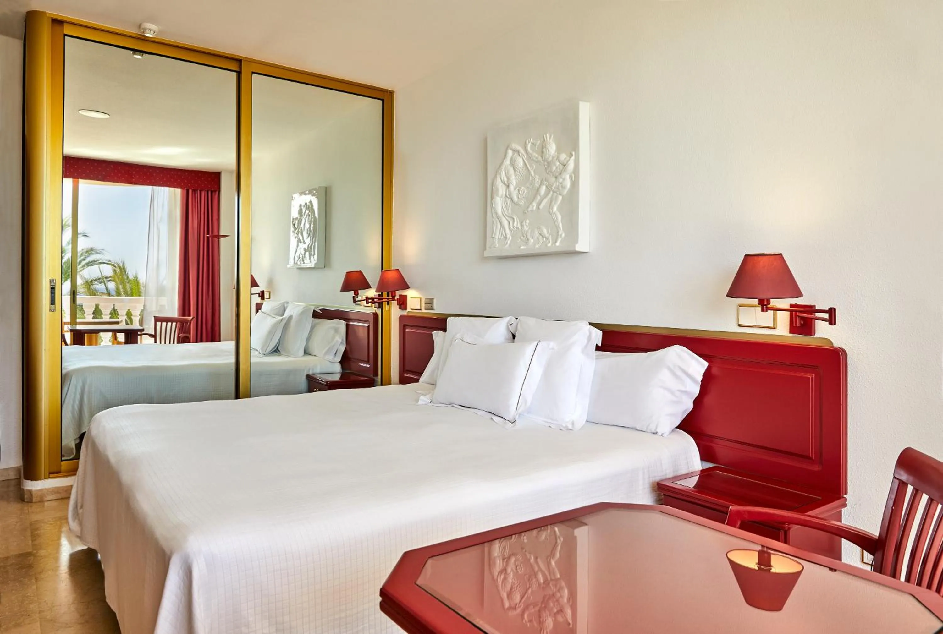 Bedroom, Bed in Hotel Cleopatra Palace