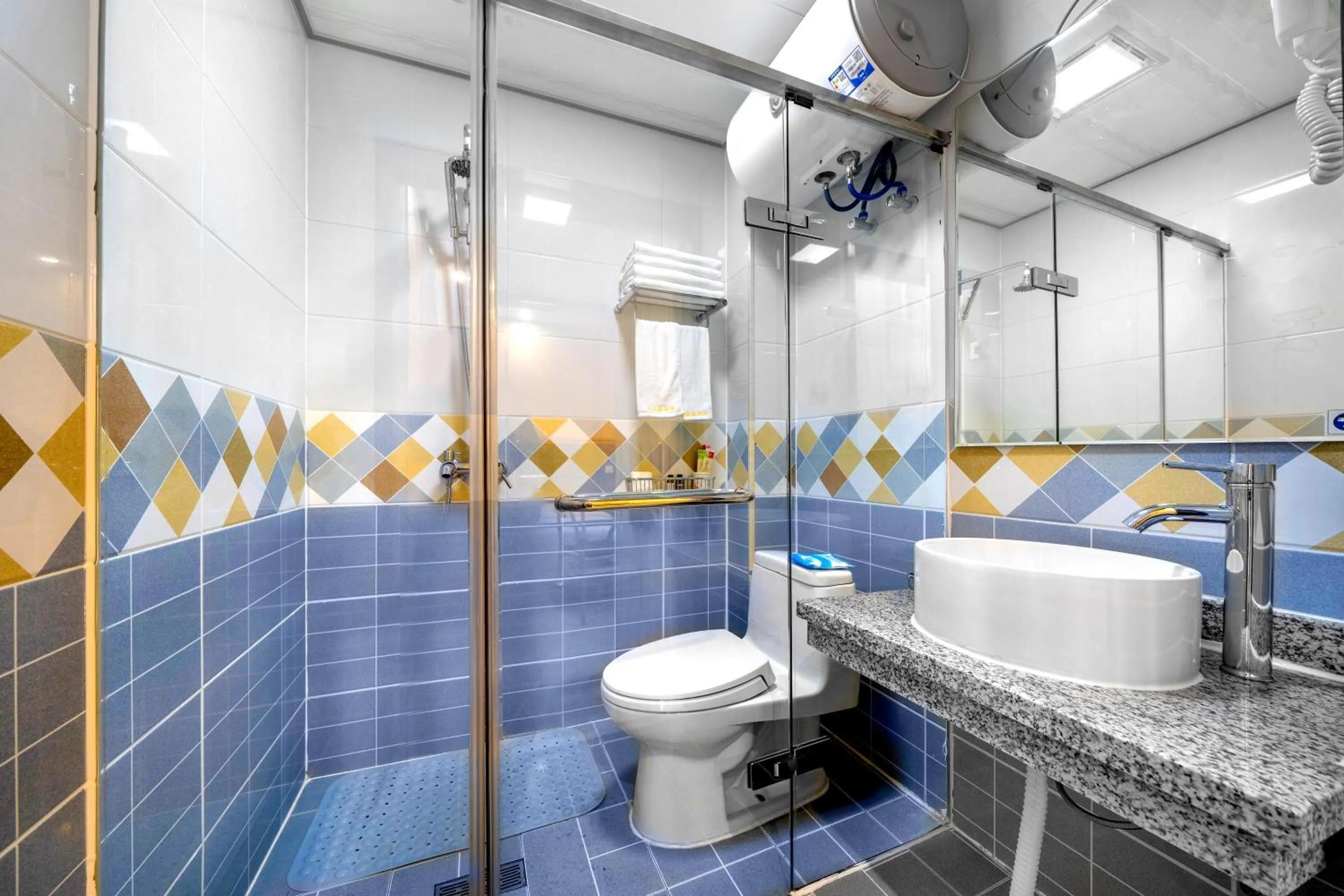 Toilet in XinQihang Hotel Harbin Taiping Airport