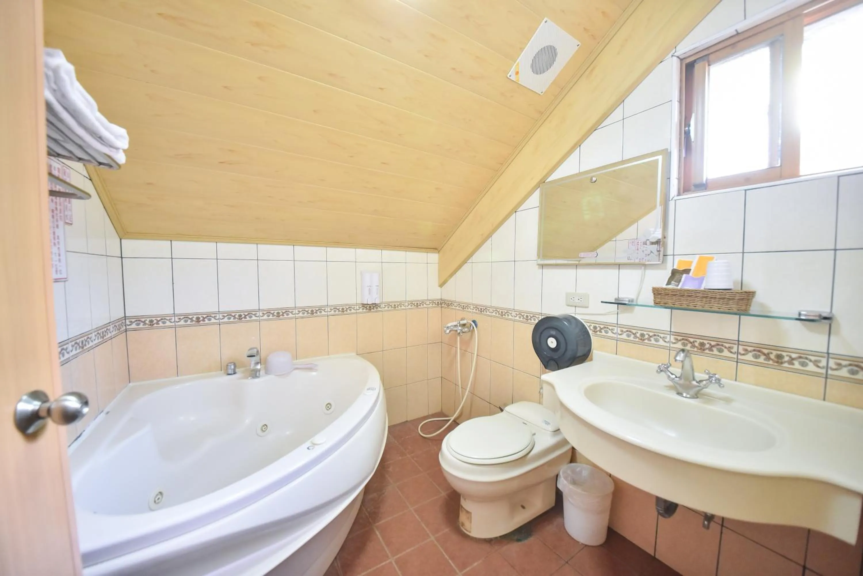 Bathroom in Beverly B&B