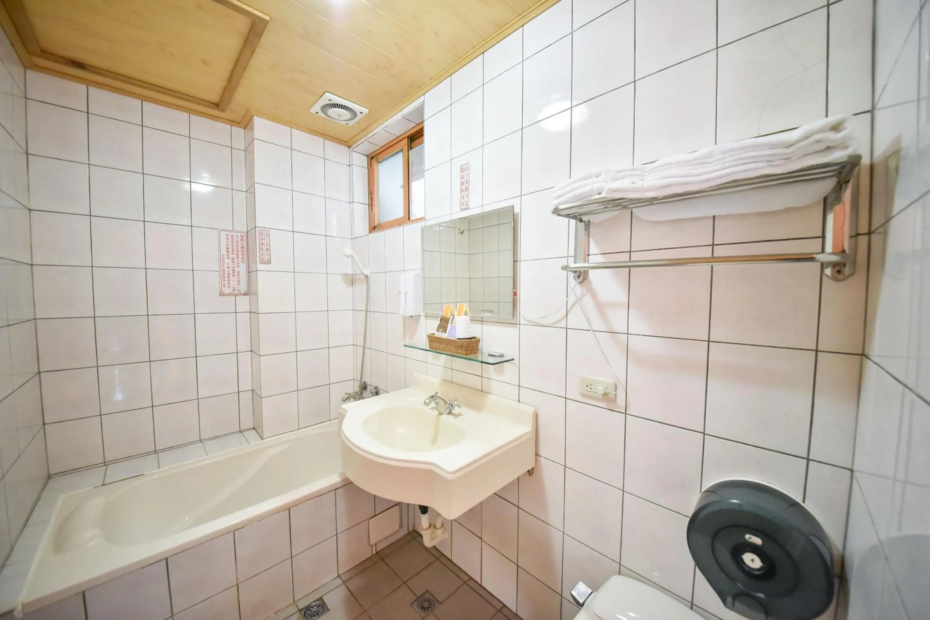 Bathroom in Beverly B&B