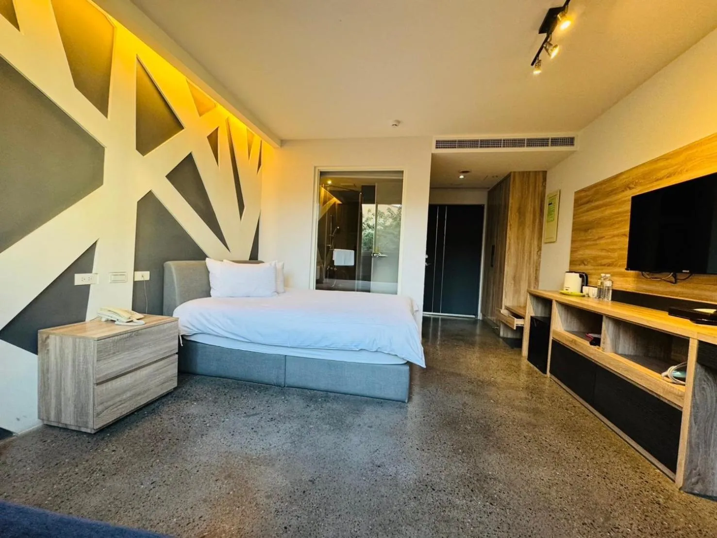 Photo of the whole room, Bed in Travel Light Hotel