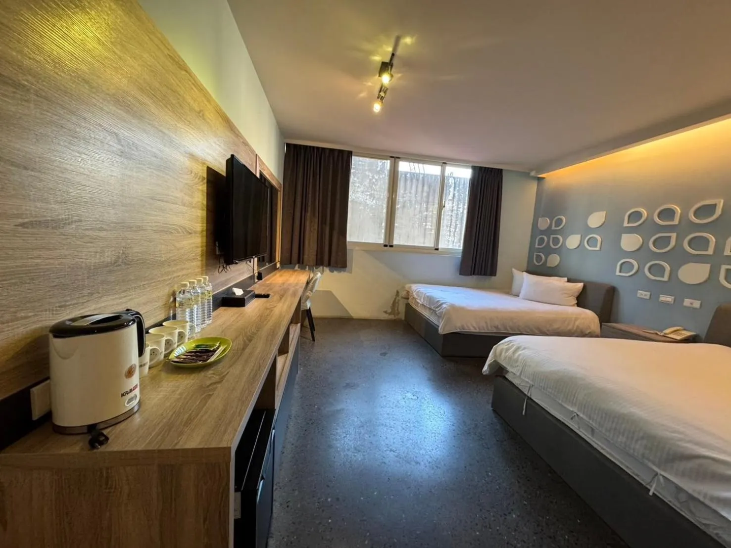 Photo of the whole room, Bed in Travel Light Hotel