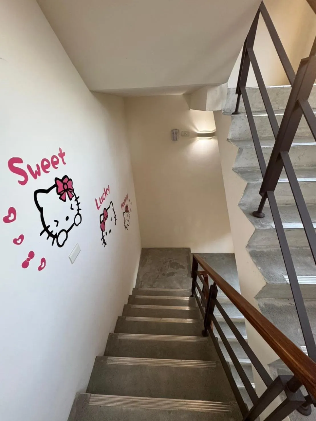 Restaurant/places to eat in Travel Light Hotel