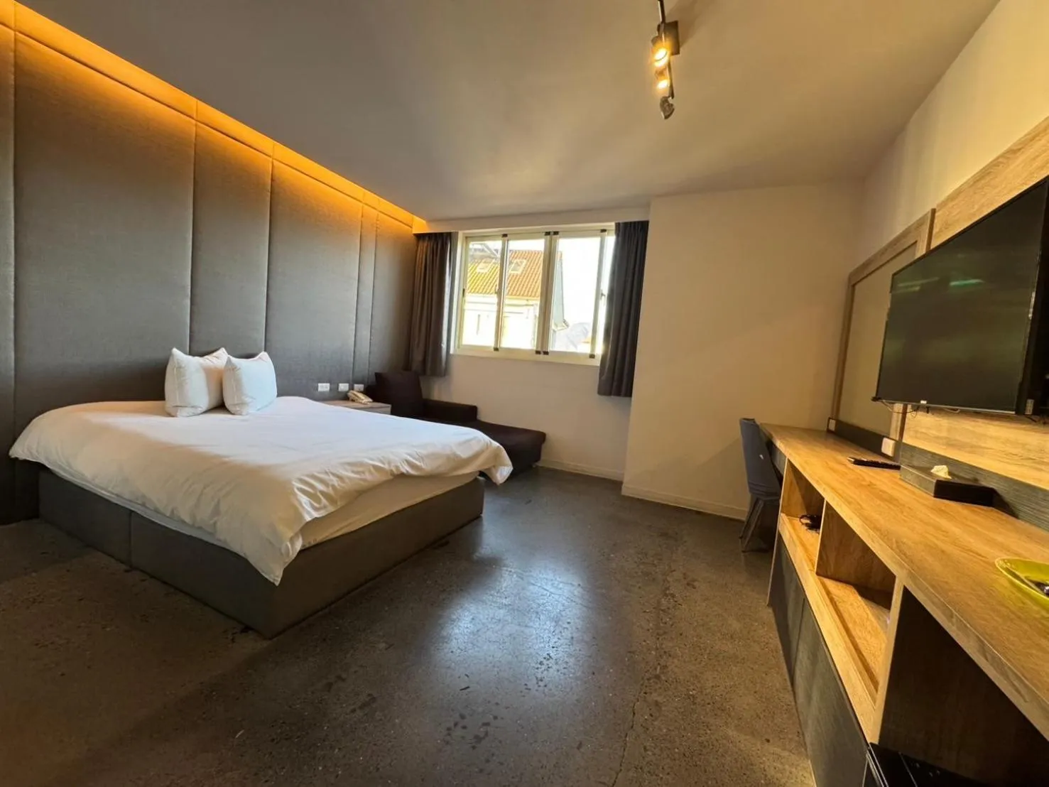 Photo of the whole room, Bed in Travel Light Hotel