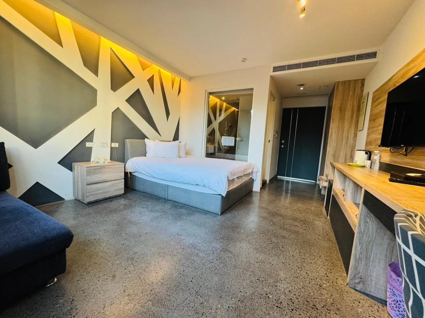 Photo of the whole room, Bed in Travel Light Hotel