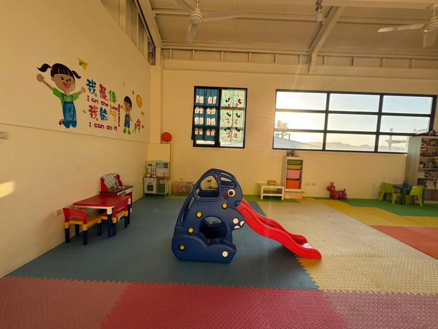 Restaurant/places to eat in Travel Light Hotel