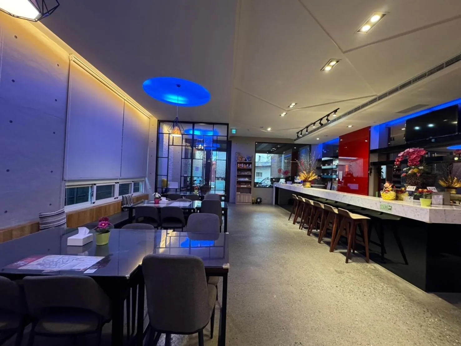 Restaurant/places to eat in Travel Light Hotel