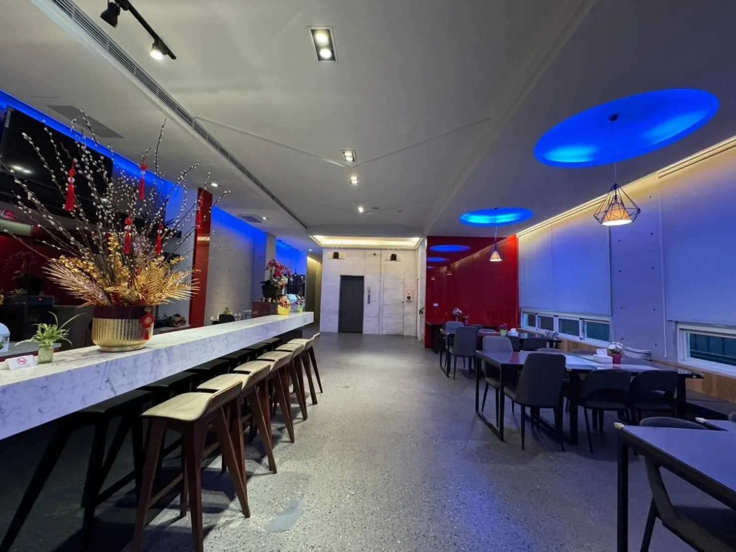 Restaurant/places to eat in Travel Light Hotel