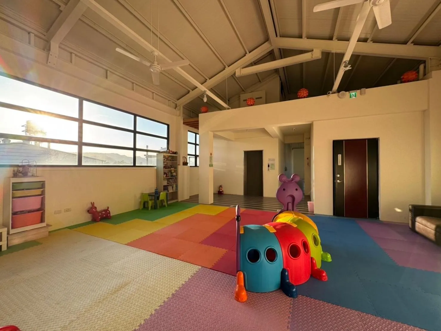 Restaurant/places to eat in Travel Light Hotel