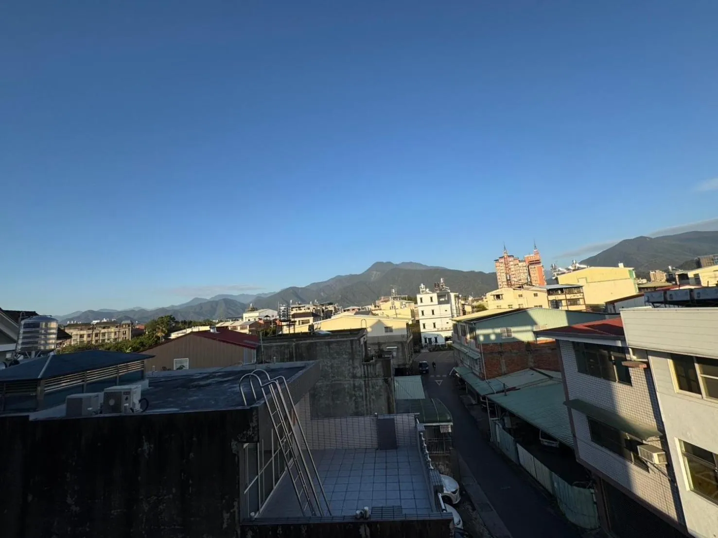 Restaurant/places to eat in Travel Light Hotel