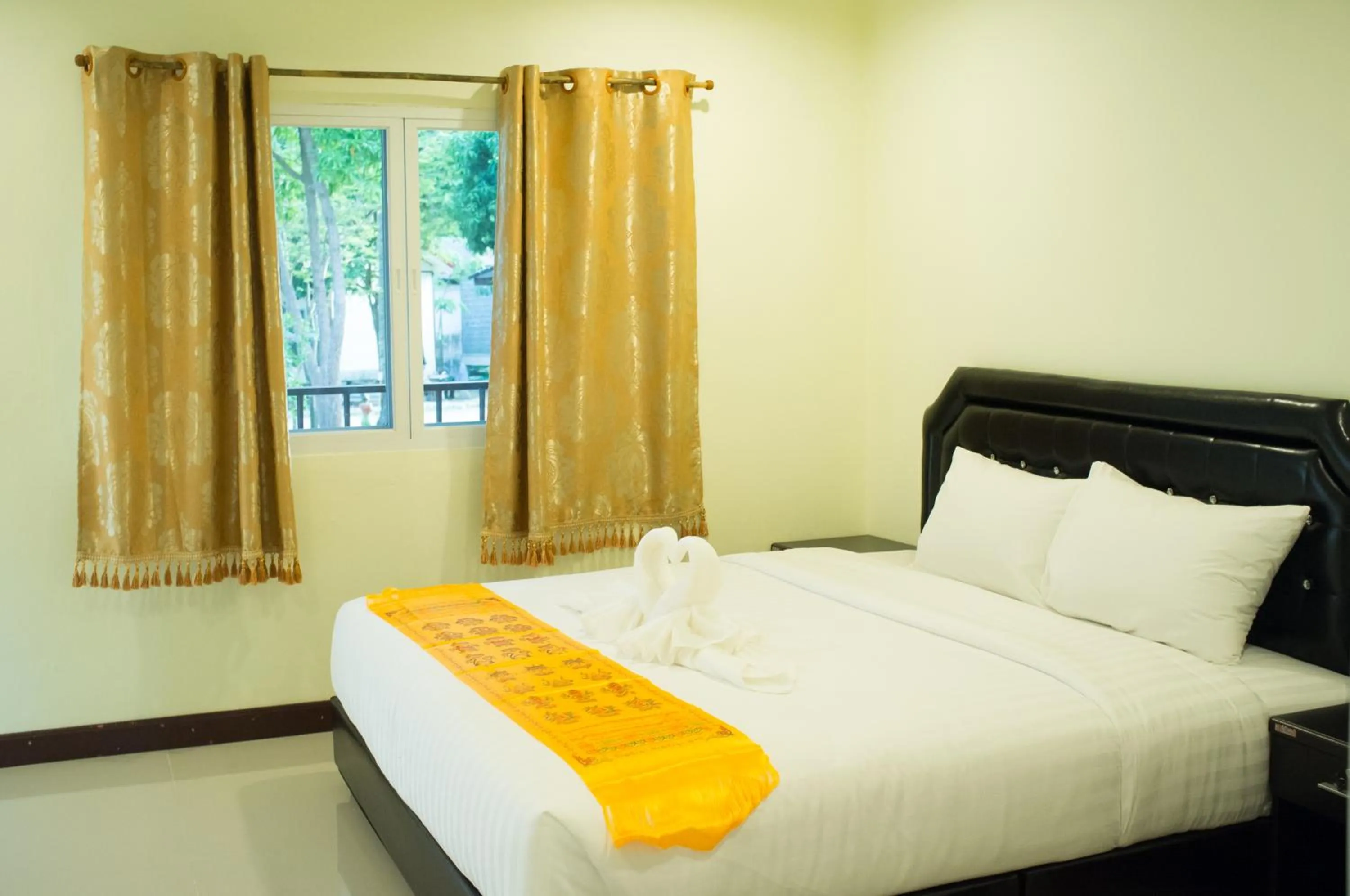 Bed in Everest Resort Samui - SHA Plus