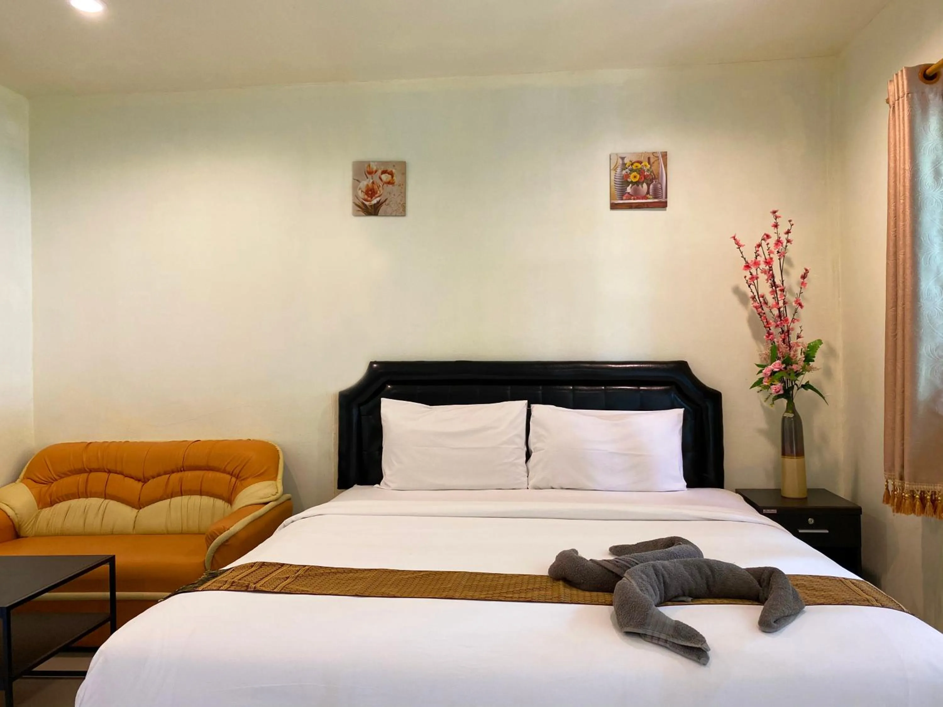 Bed in Everest Resort Samui - SHA Plus