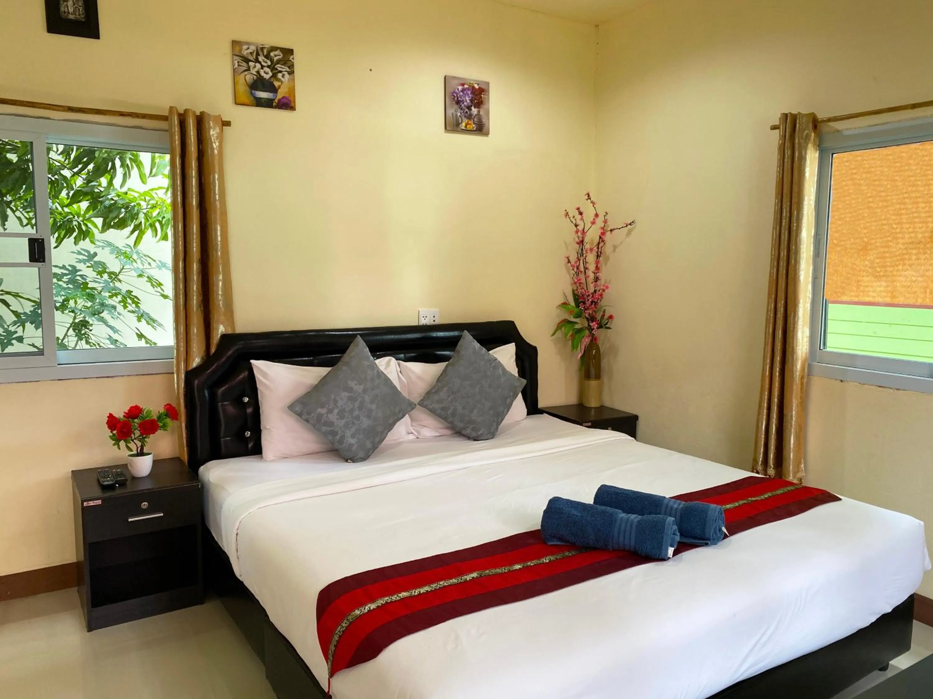 Bed in Everest Resort Samui - SHA Plus