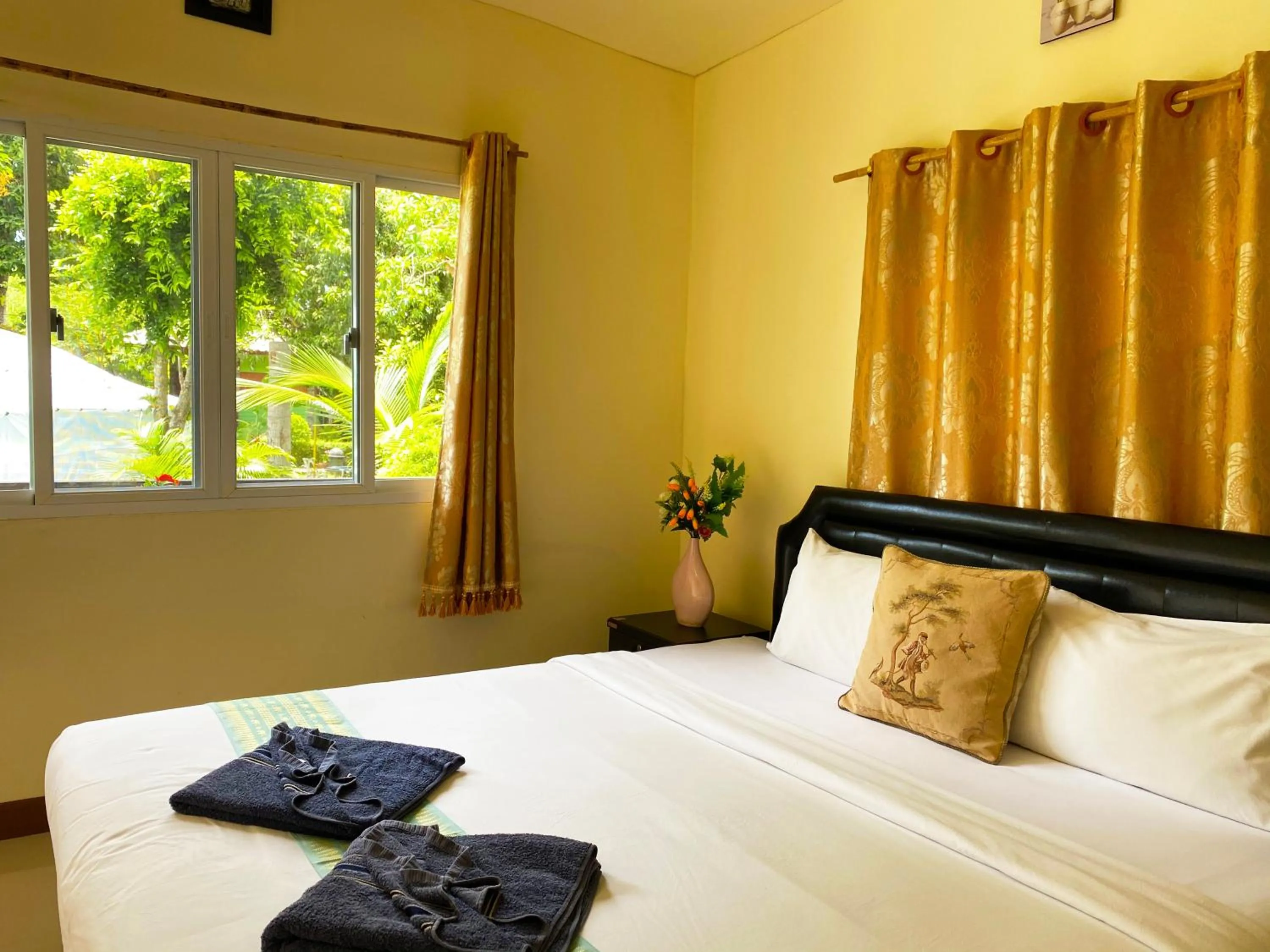 Bed in Everest Resort Samui - SHA Plus