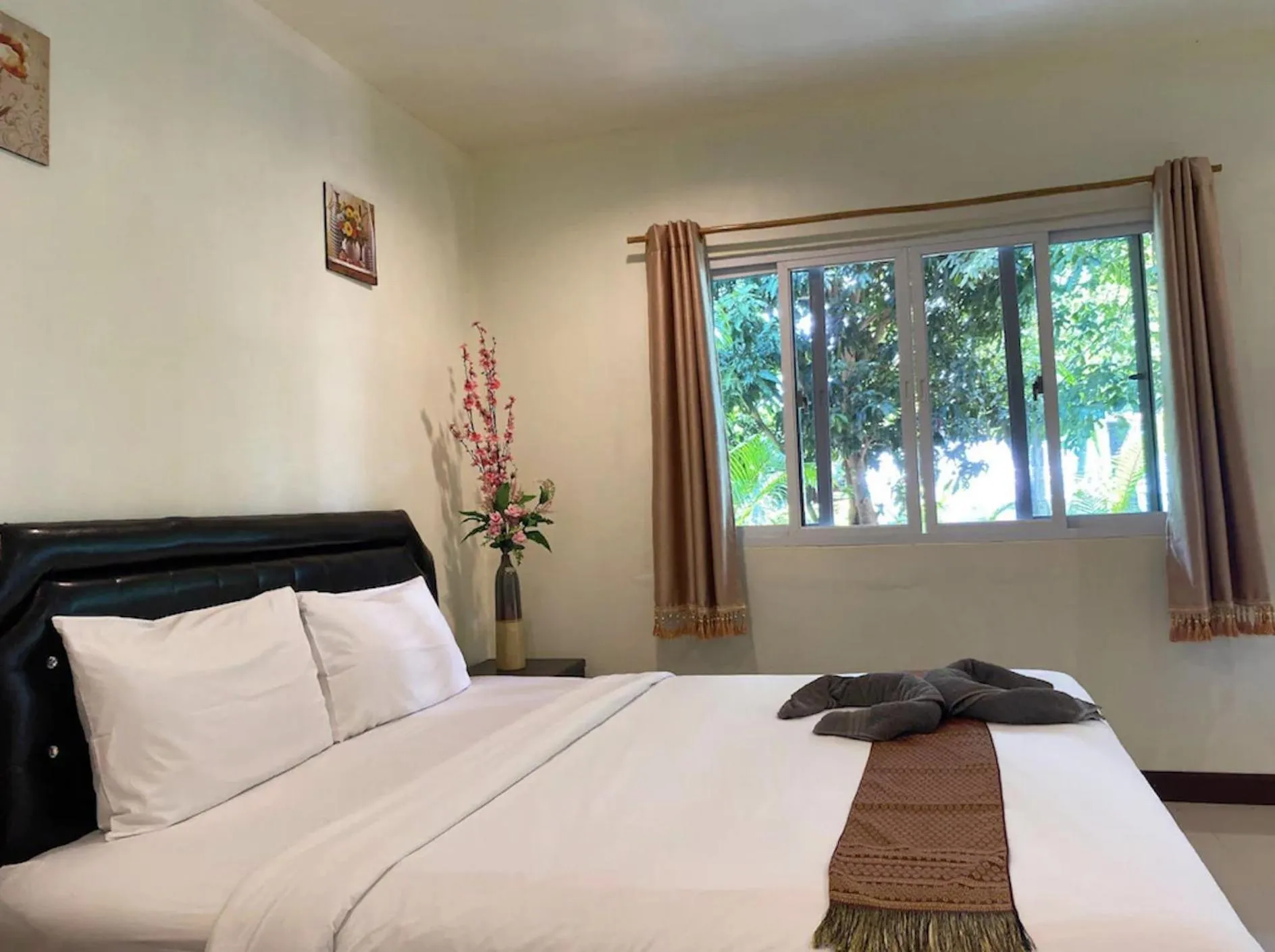 Bed in Everest Resort Samui - SHA Plus