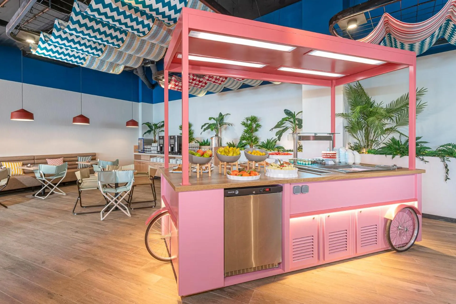 Restaurant/places to eat in Mediterranean Palace