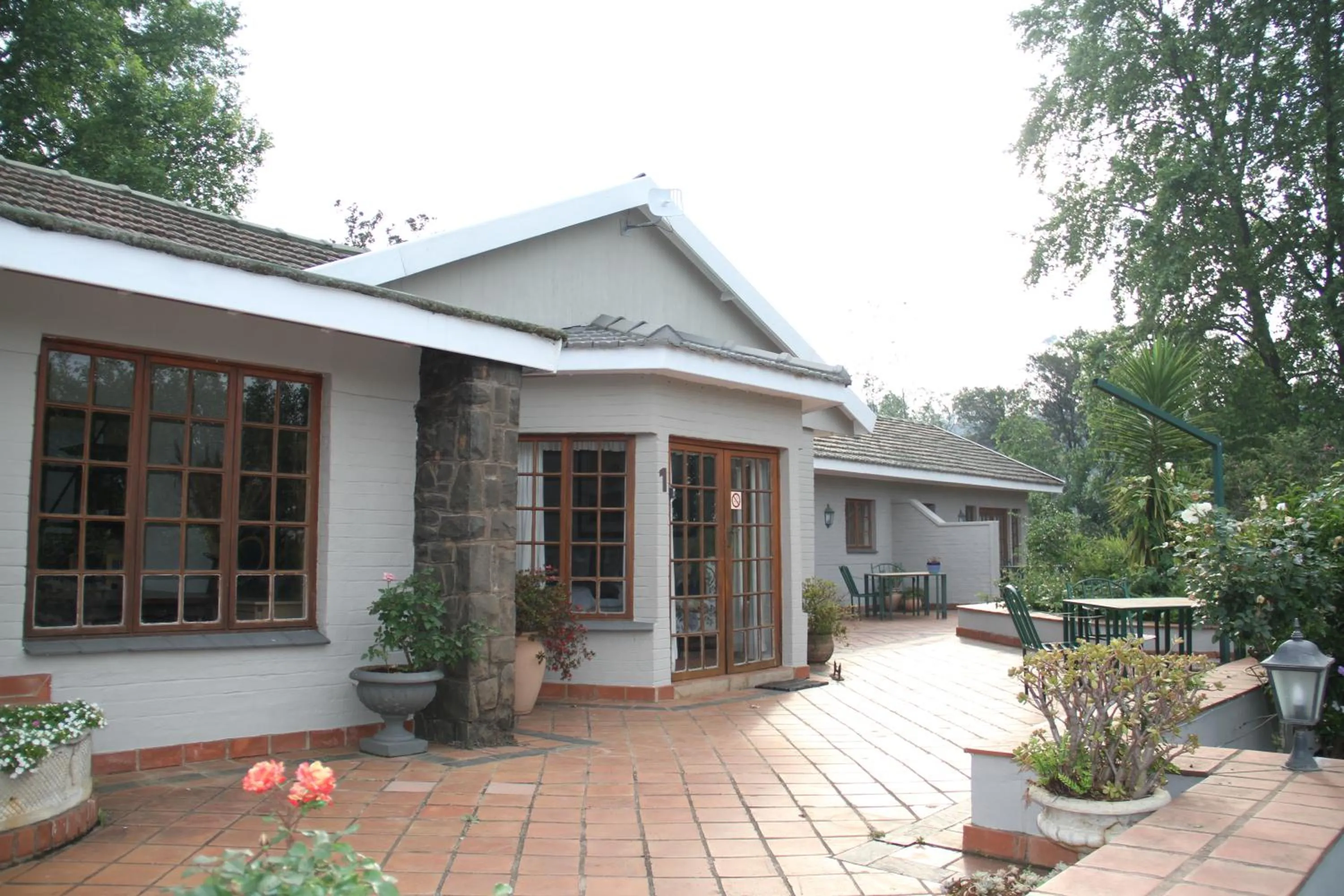 Facade/entrance in Notting Hill Lodge