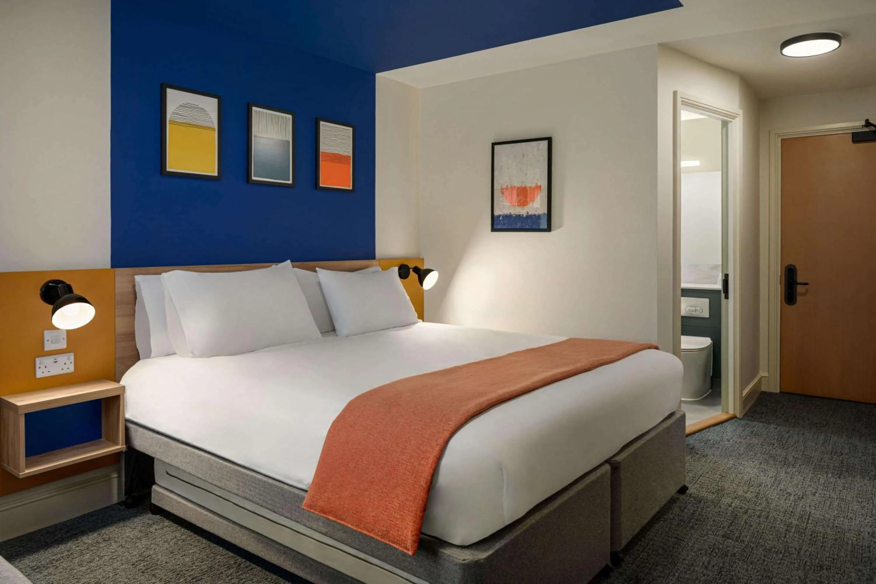 Photo of the whole room, Bed in Days Inn Chesterfield - Tibshelf