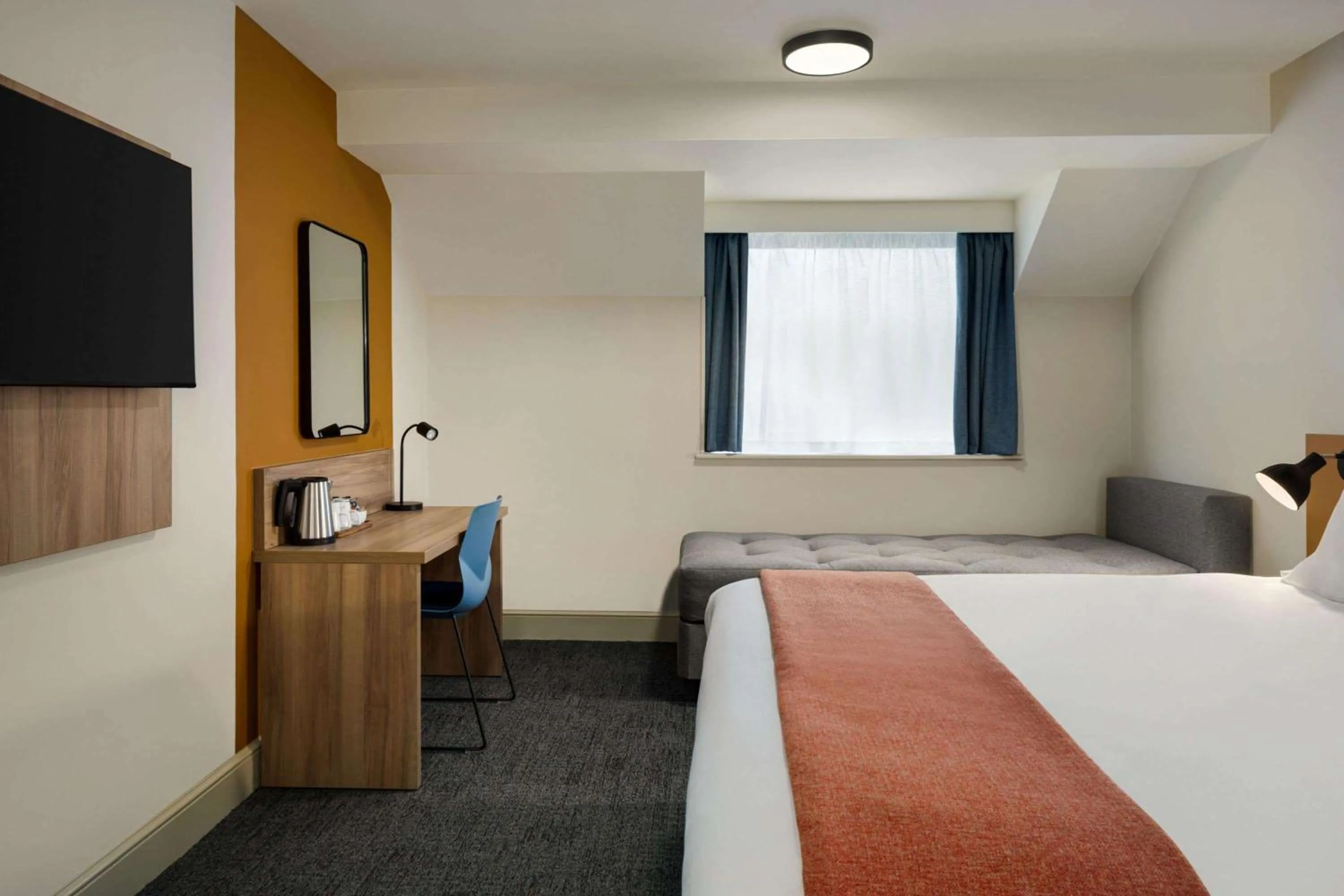 Photo of the whole room, Bed in Days Inn Chesterfield - Tibshelf