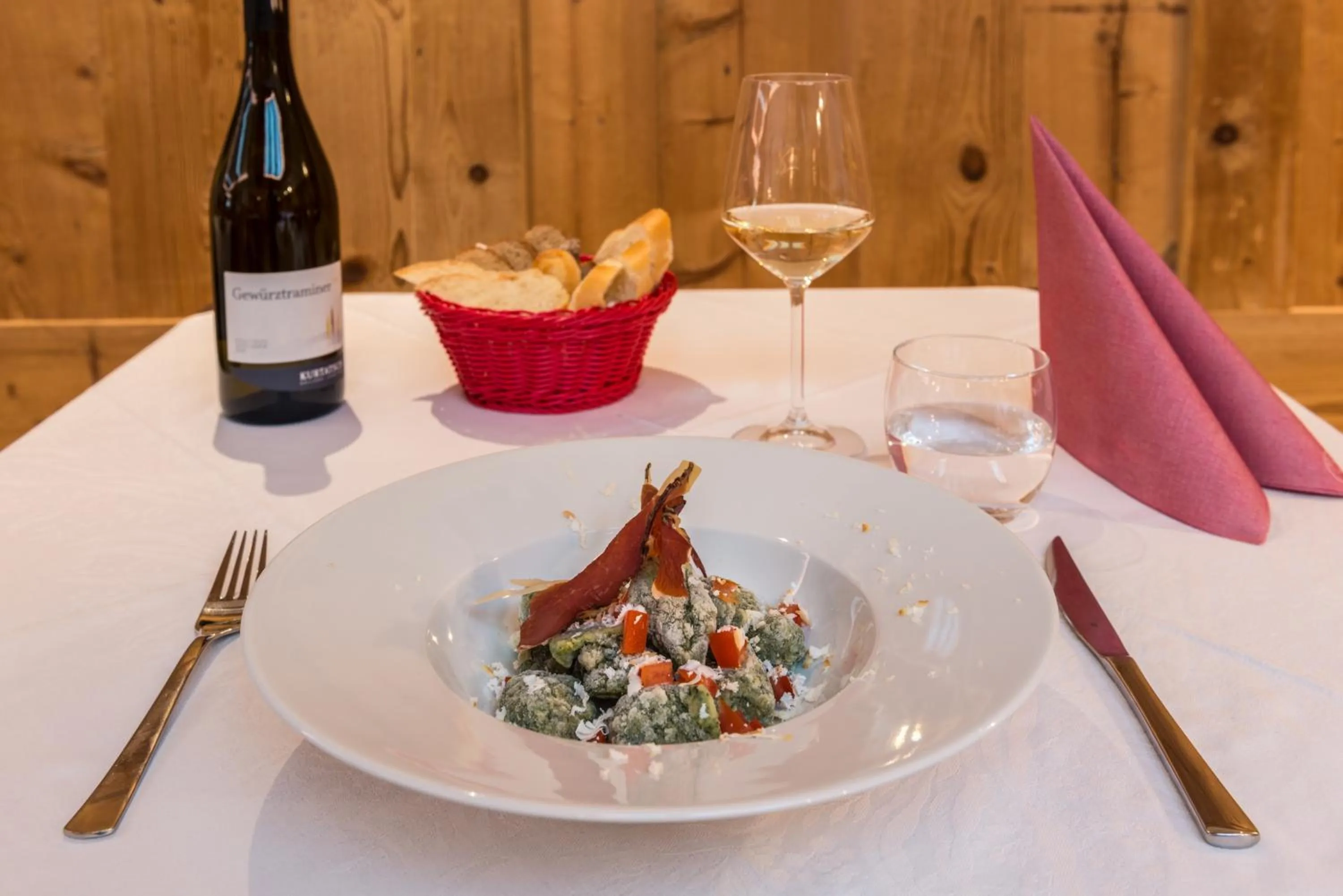 Restaurant/places to eat in Hotel Paradiso